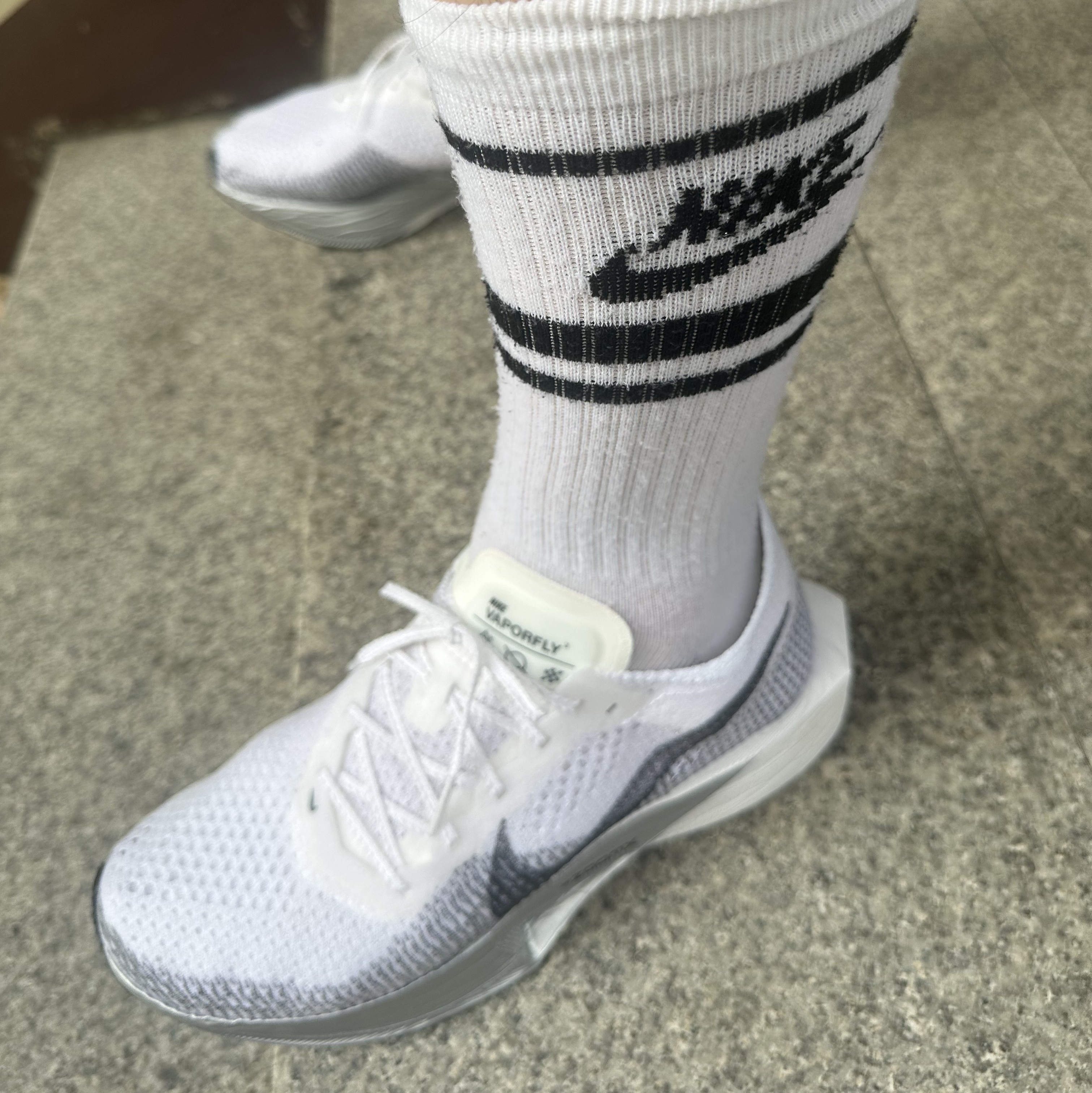 Nike ZoomX Vaporfly Next% 3 White Grey 착용 스타일 - 1