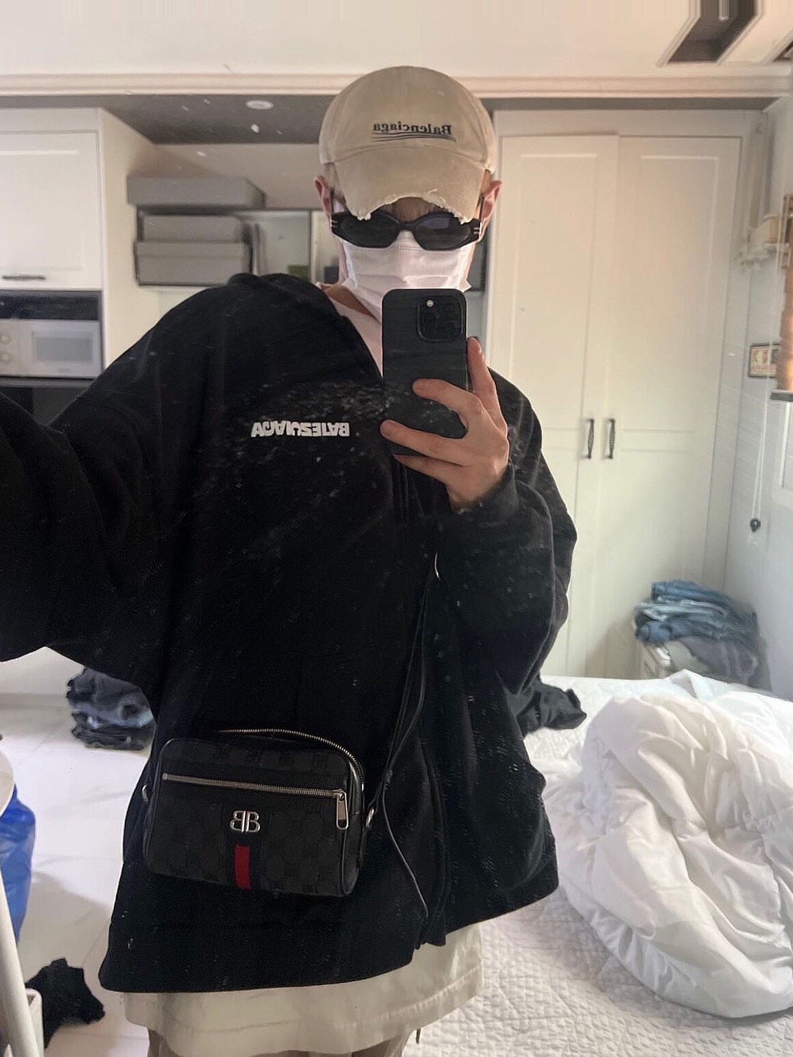 (W) Balenciaga Political Campaign Destroyed Cap Beige, Balenciaga Turn Wide Fit Zip-Up Hoodie Black 착용 스타일