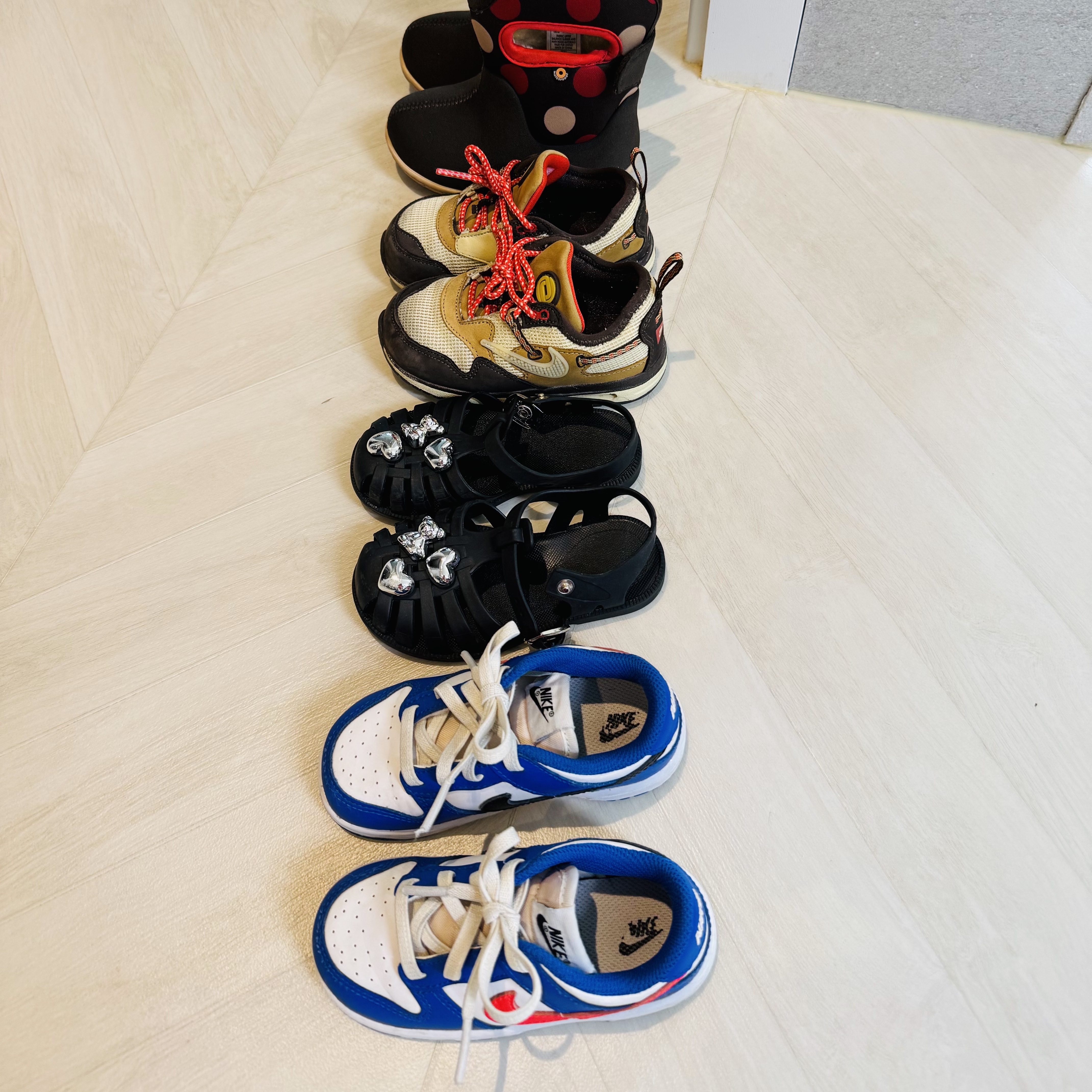 (TD) Nike x Travis Scott Air Max 1 Cact.us Brown, (TD) Nike Dunk Low Bright Crimson Game Royal 착용 스타일 - 1