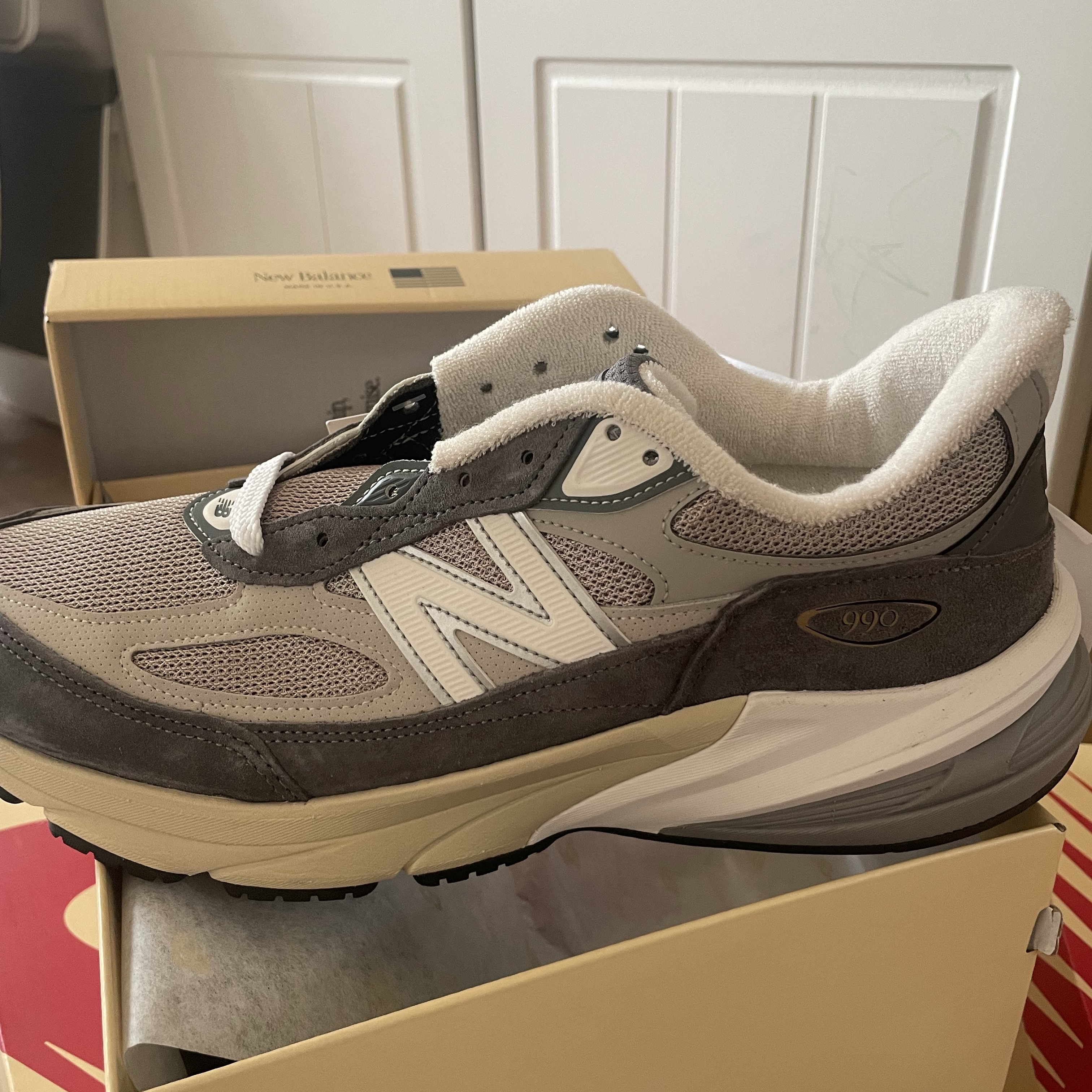 New Balance 990v6 Made in USA Castlerock Moonrock 착용 스타일