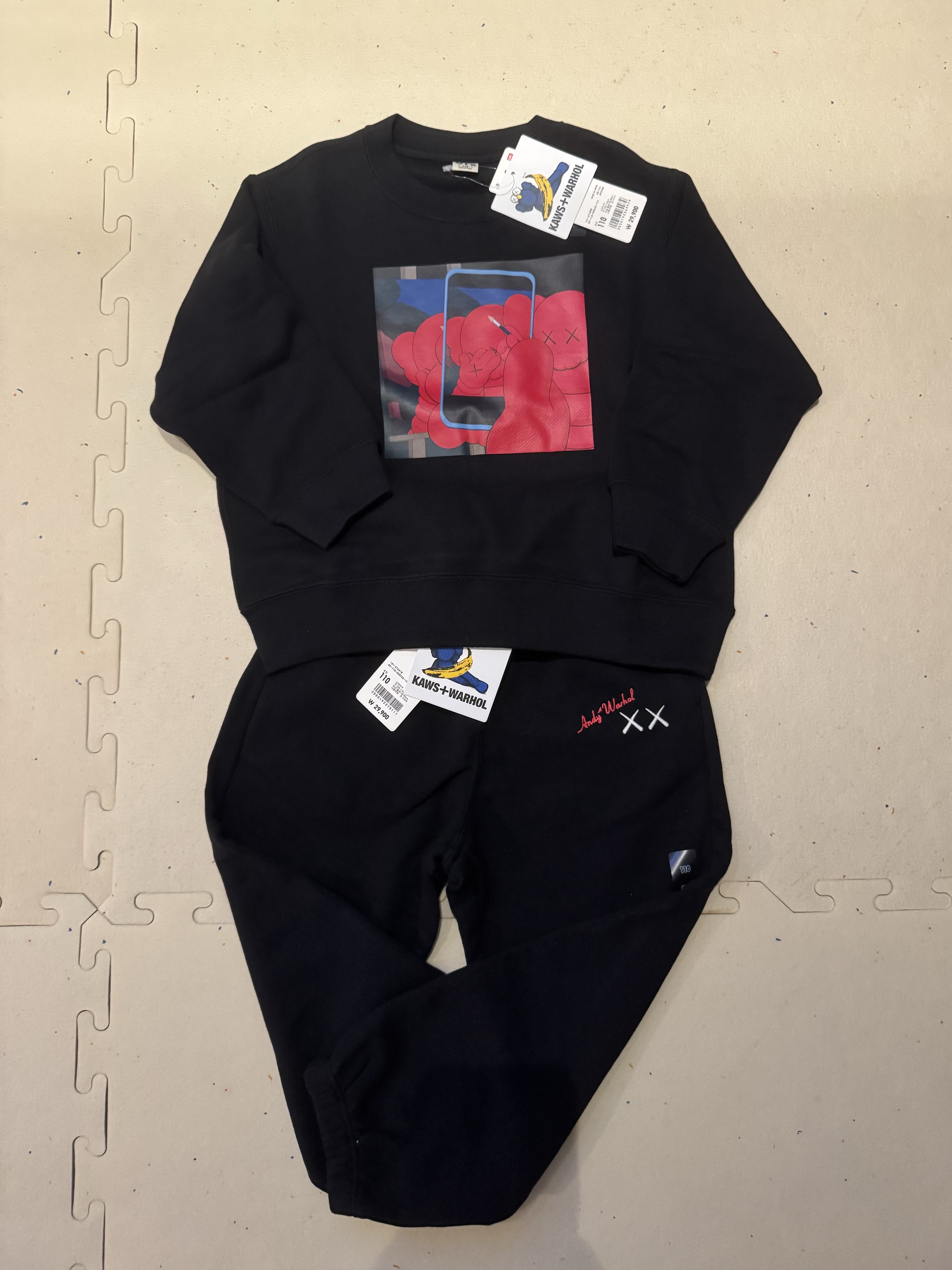 (Kids) Uniqlo UT x Kaws x Warhol Sweatshirt B Black, (Kids) Uniqlo UT x Kaws x Warhol Sweatpants B Black 착용 스타일 - 1