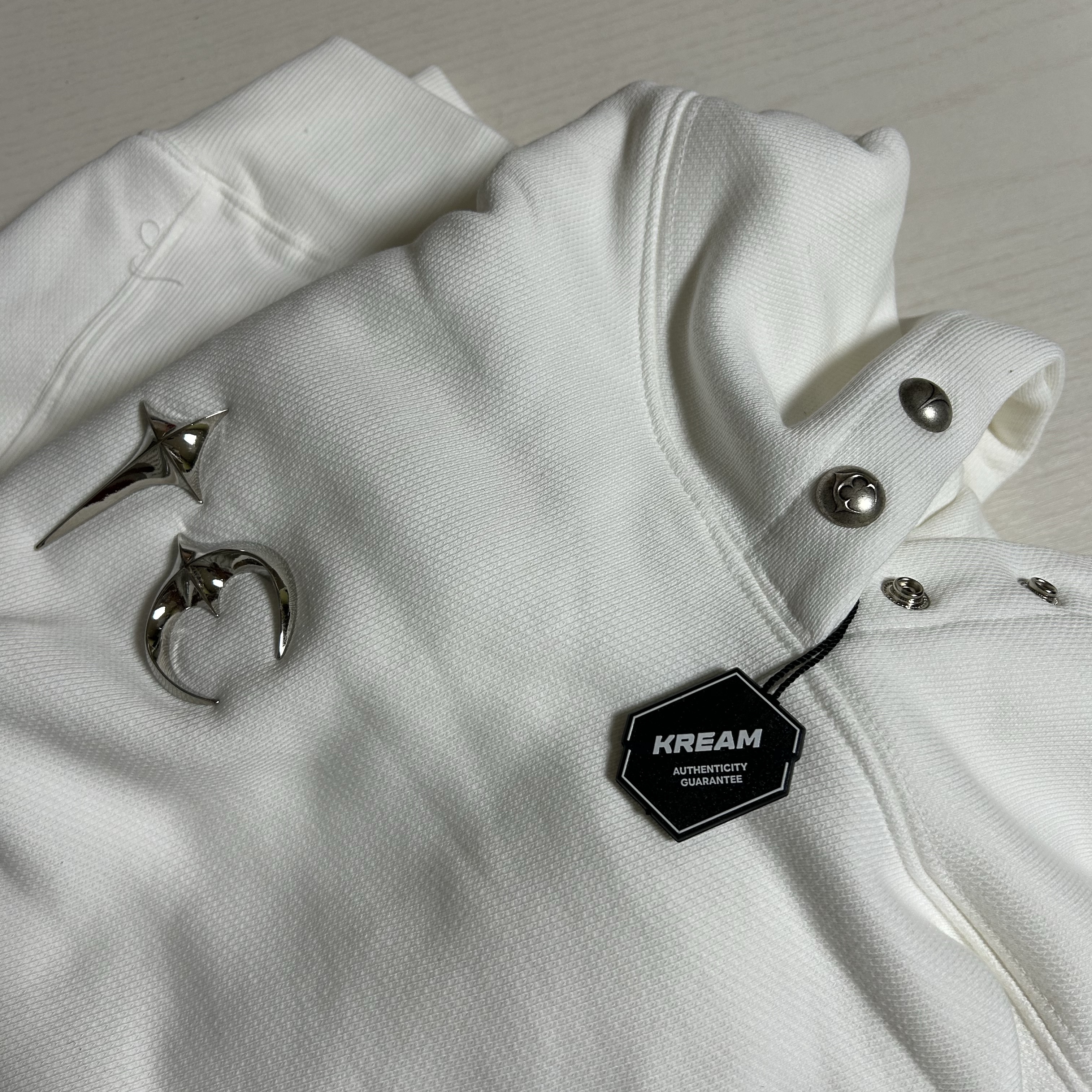 Thug Club Armor Hoodie White 착용 스타일