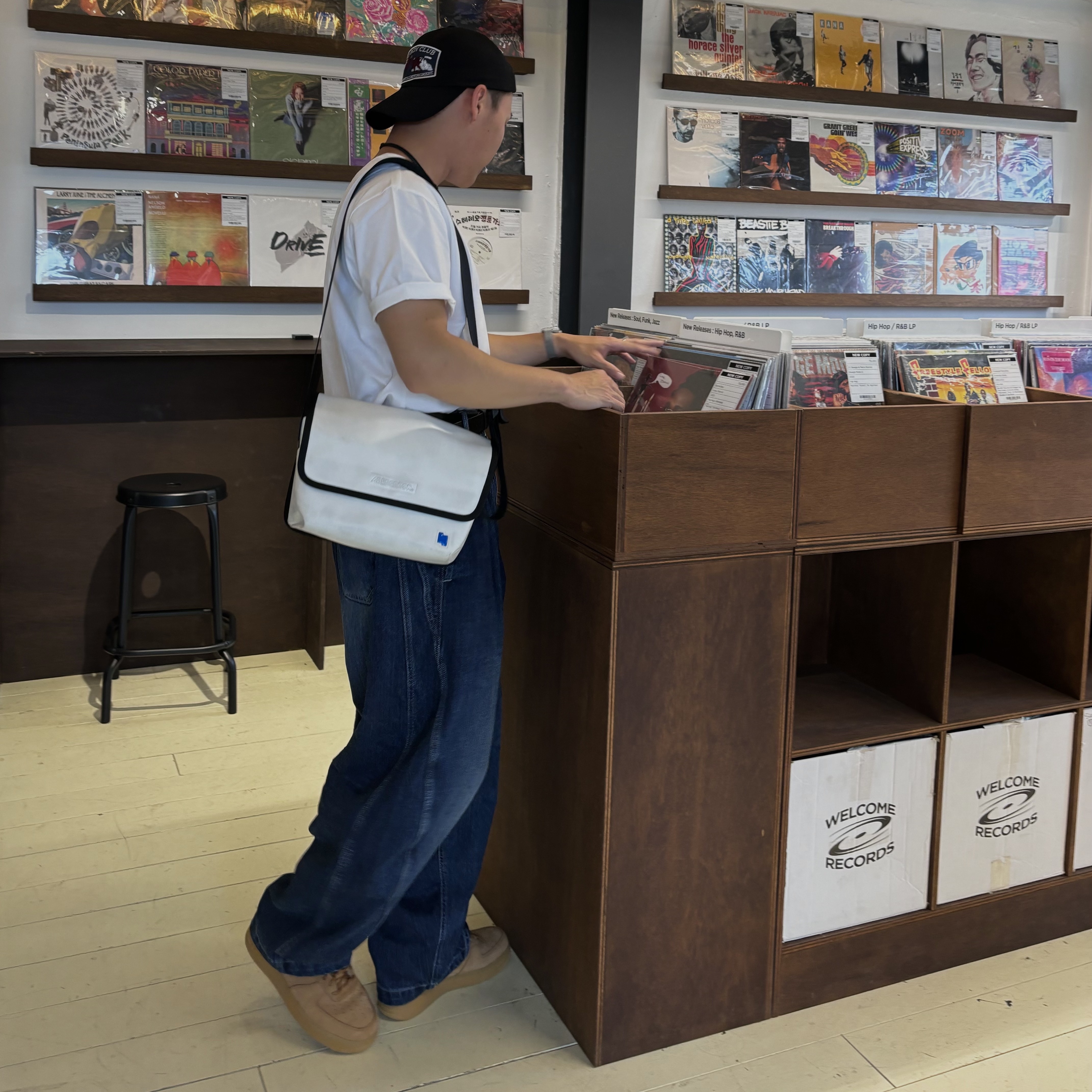 Nike Air Force 1 '07 WB Flax, Ader Error Small Trace Esty Messanger Bag White 착용 스타일 - 3