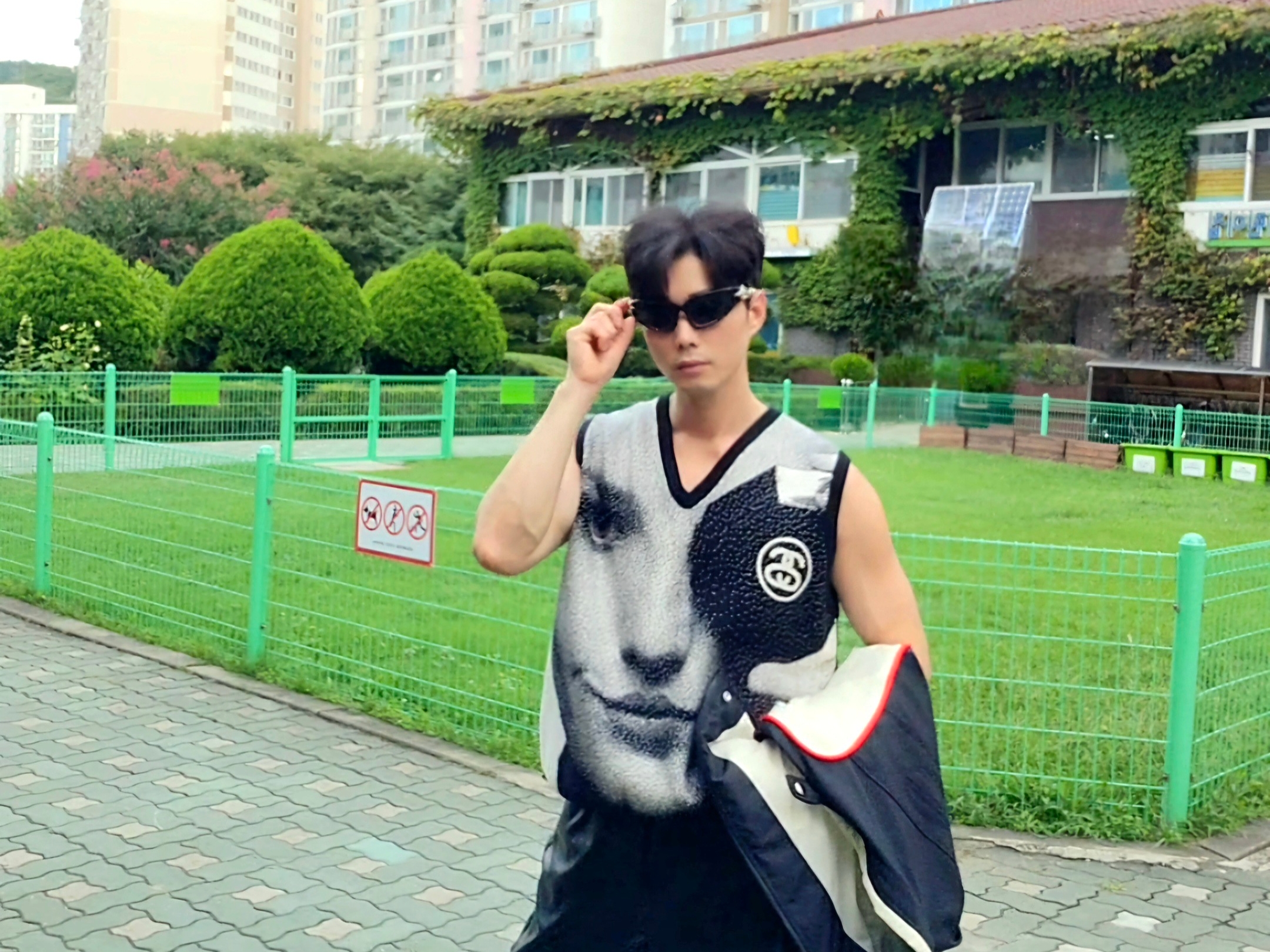 Stussy Photo Jacquard Vest Black 착용 스타일