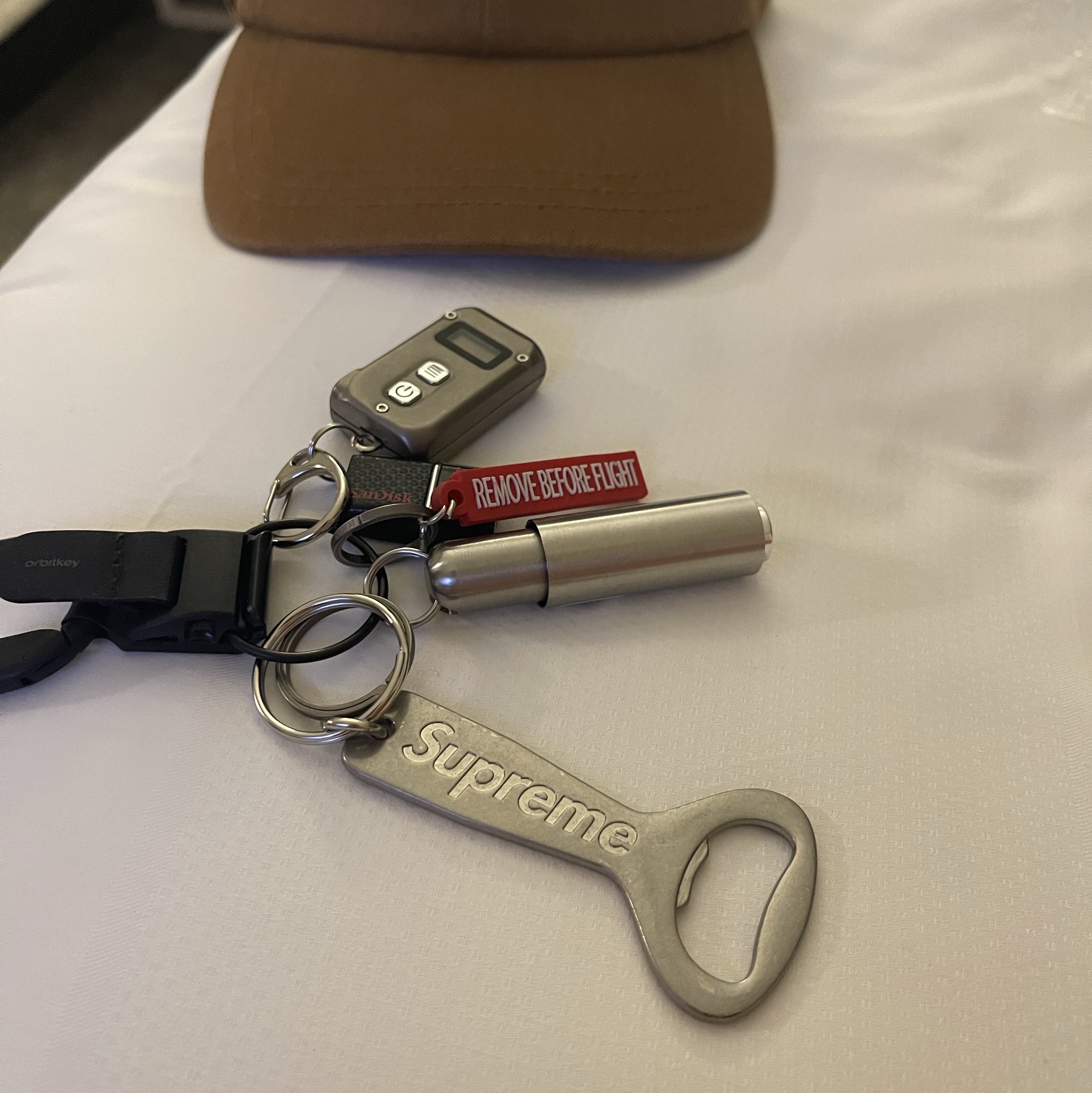 Supreme Bottle Opener Keychain Silver - 24FW 착용 스타일