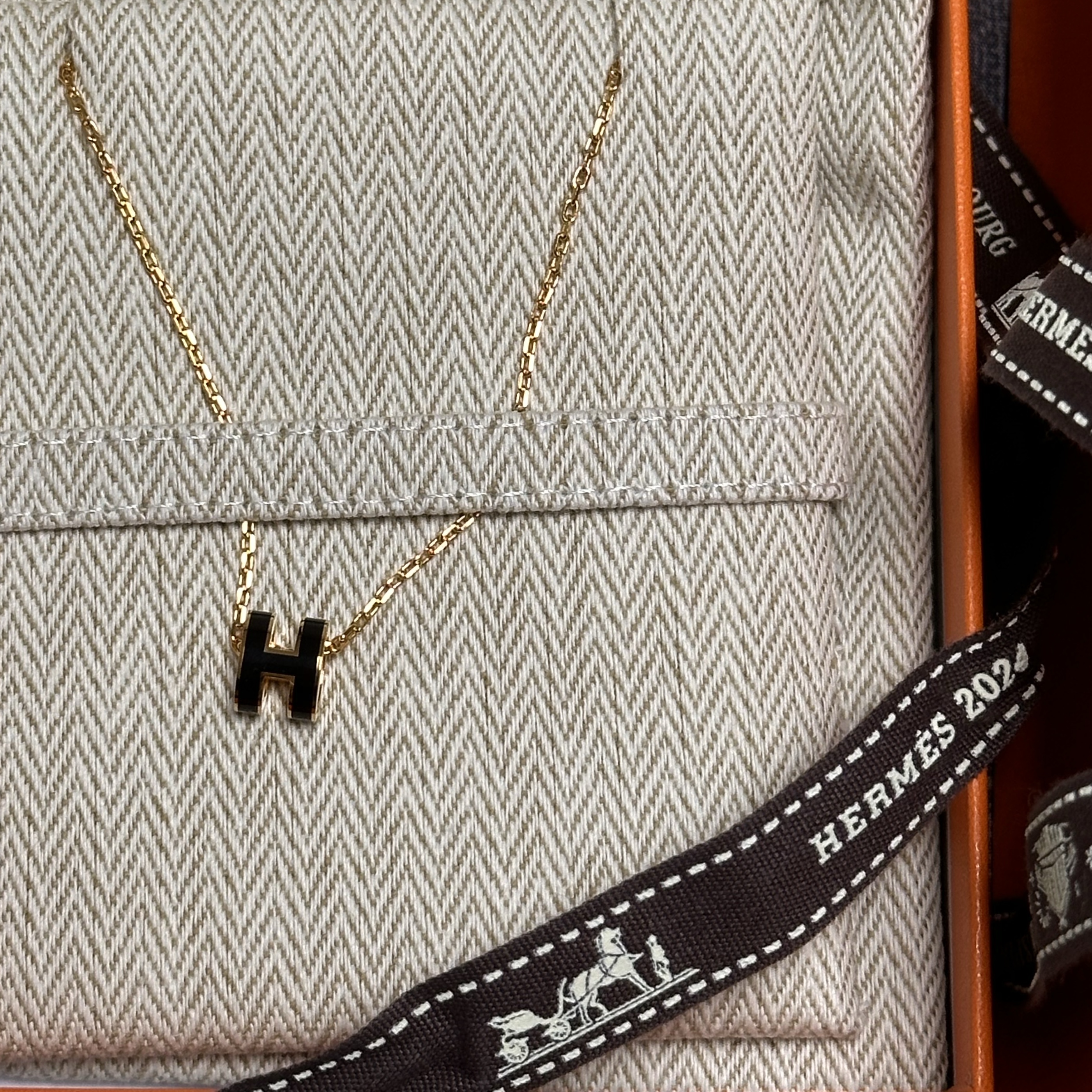 (W) Hermes Mini Pop H Pendant Rose Gold & Noir, Apple AirPods Max Lightning Silver (Korean Ver.) 착용 스타일 - 1
