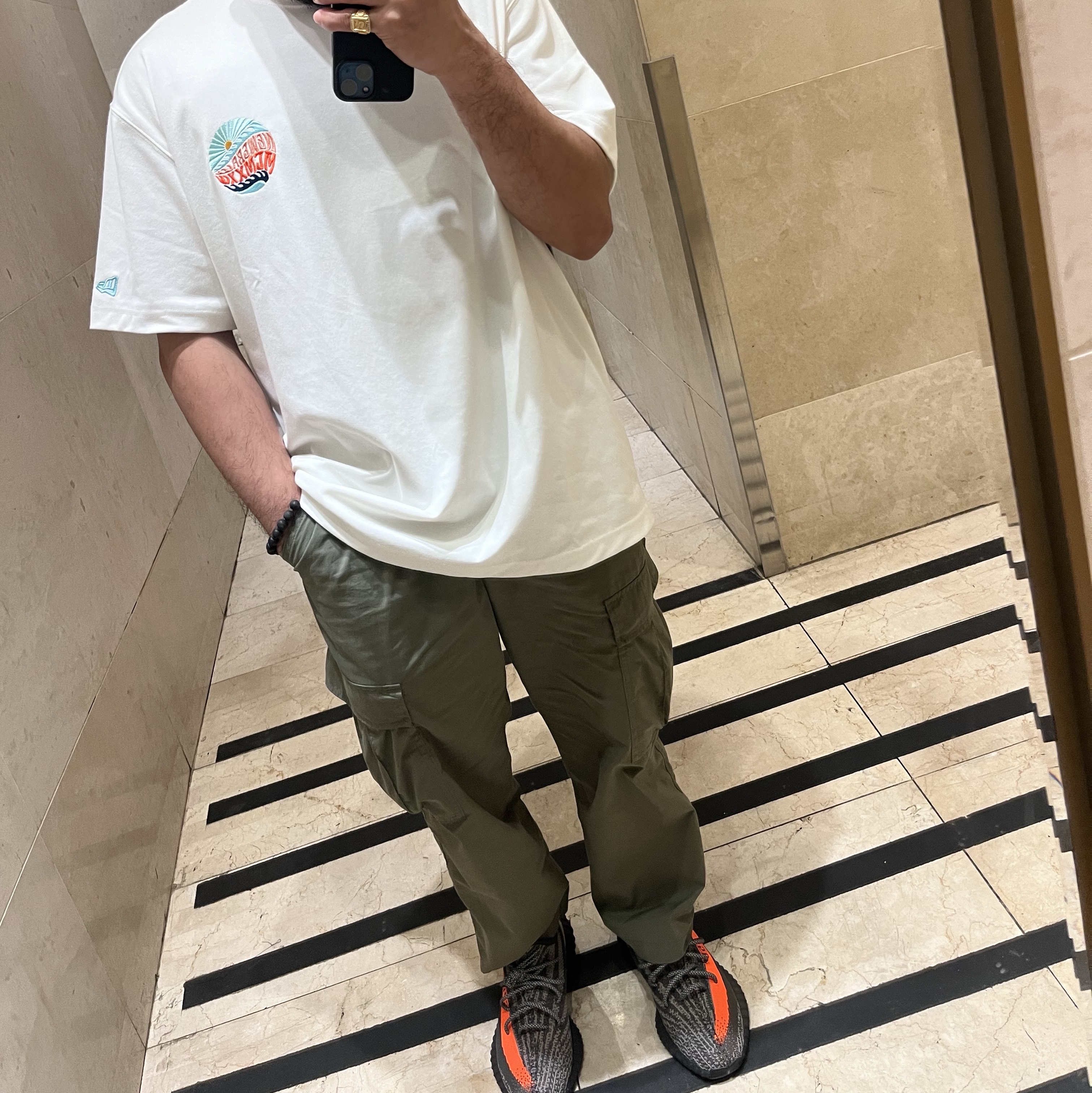 Adidas Yeezy Boost 350 V2 Carbon Beluga 착용 스타일