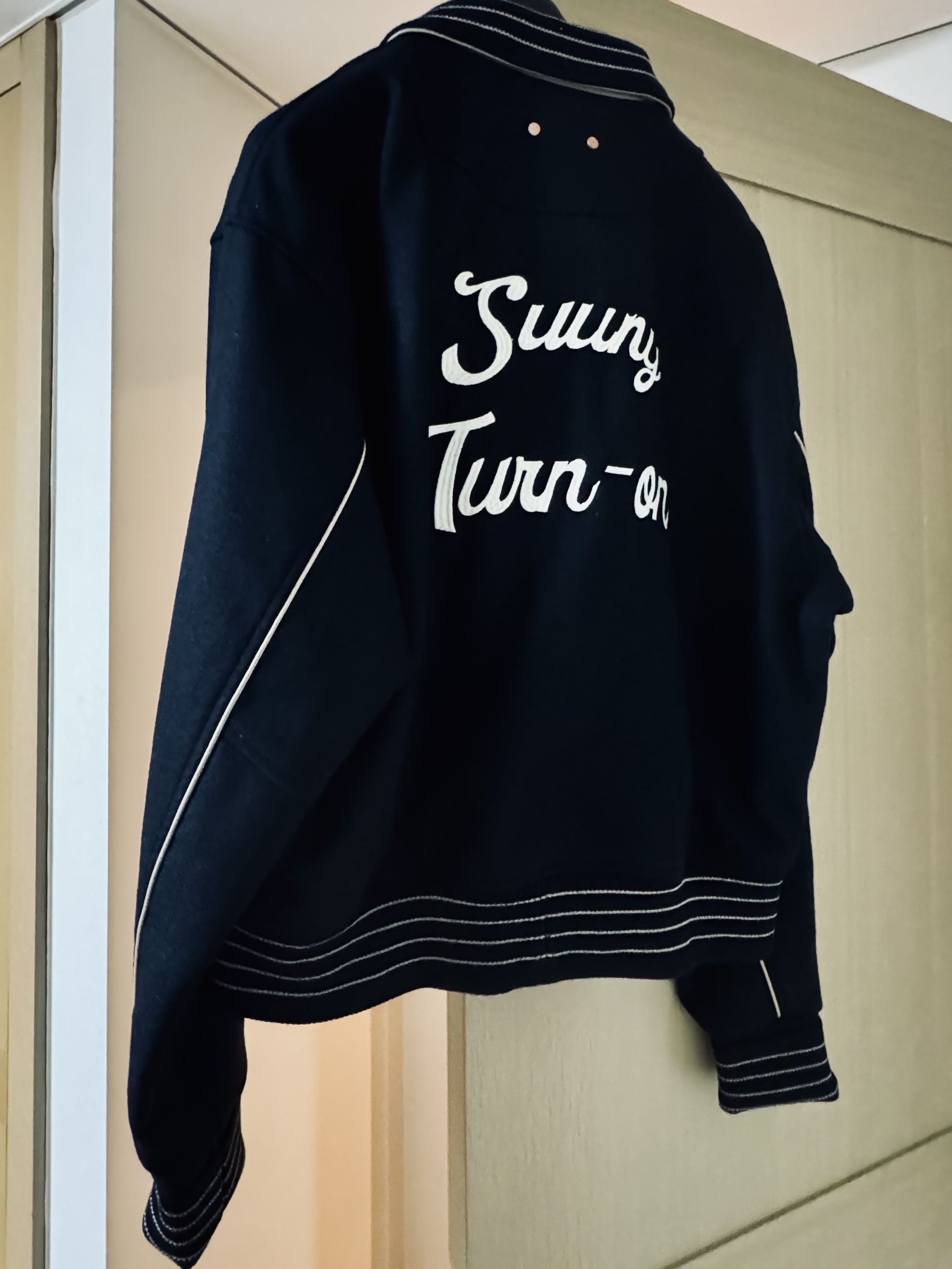 Andersson Bell Suuny Varsity Cardigan Jacket Black 착용 스타일 - 1