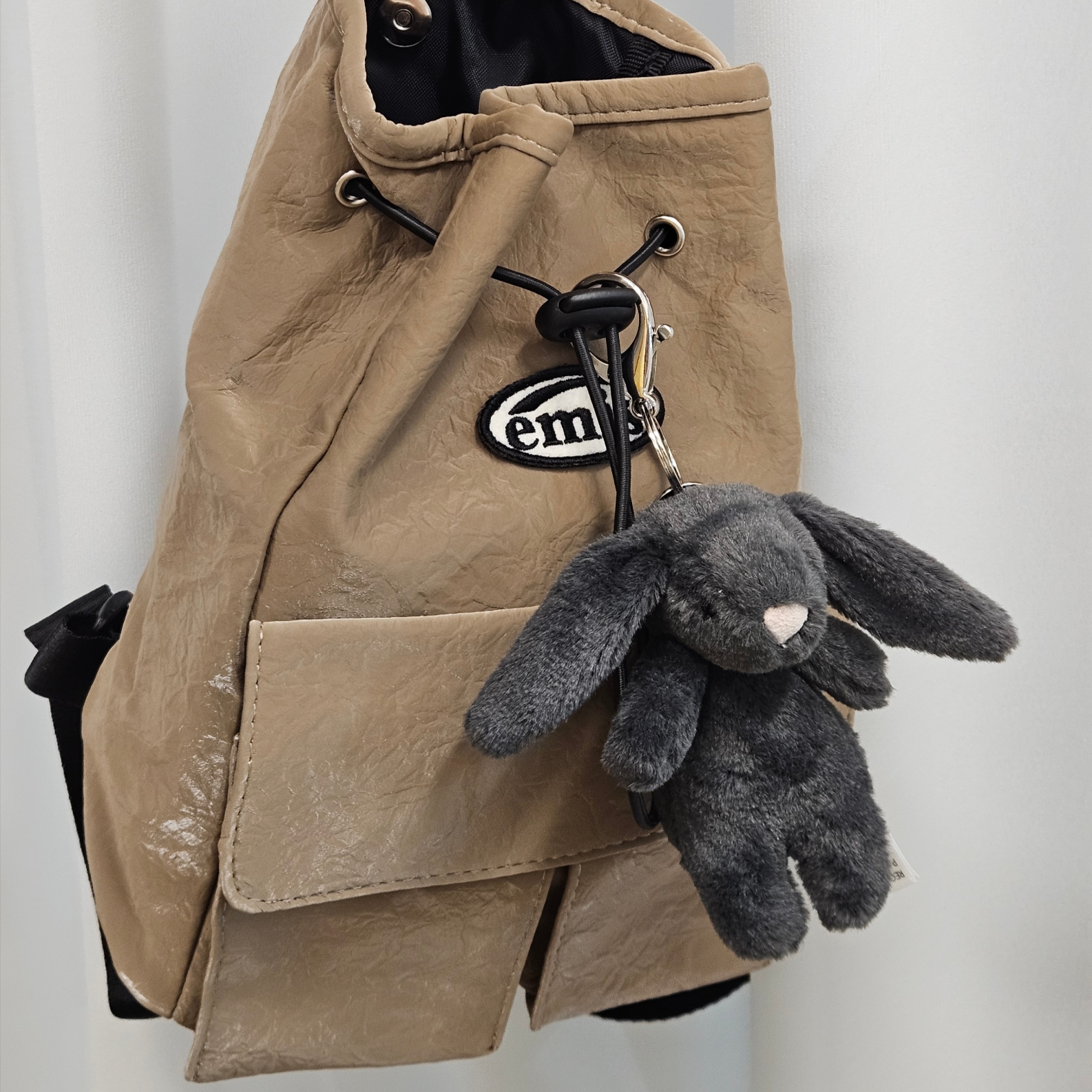 Emis Mini Wappen Pocket Backpack Beige, Jellycat Bashful Bunny Bag Charm Ink 착용 스타일 - 1
