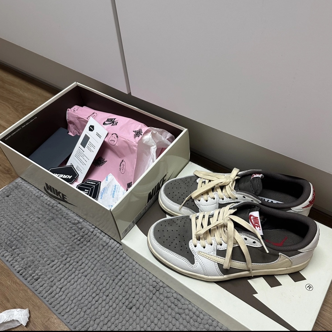 Jordan 1 x Travis Scott Retro Low OG SP Sail and Ridgerock 착용 스타일