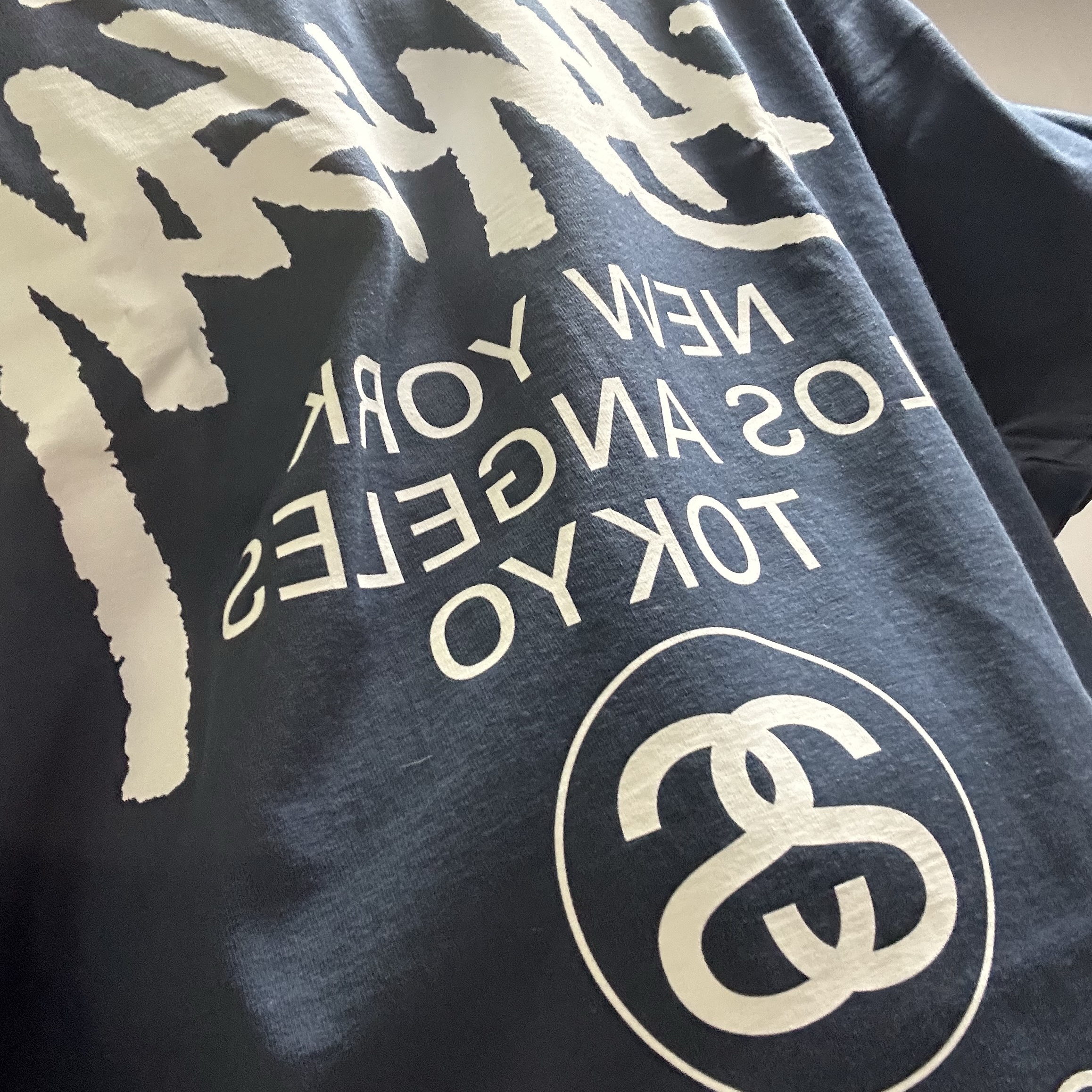 Stussy World Tour T-Shirt Navy 2023 착용 스타일