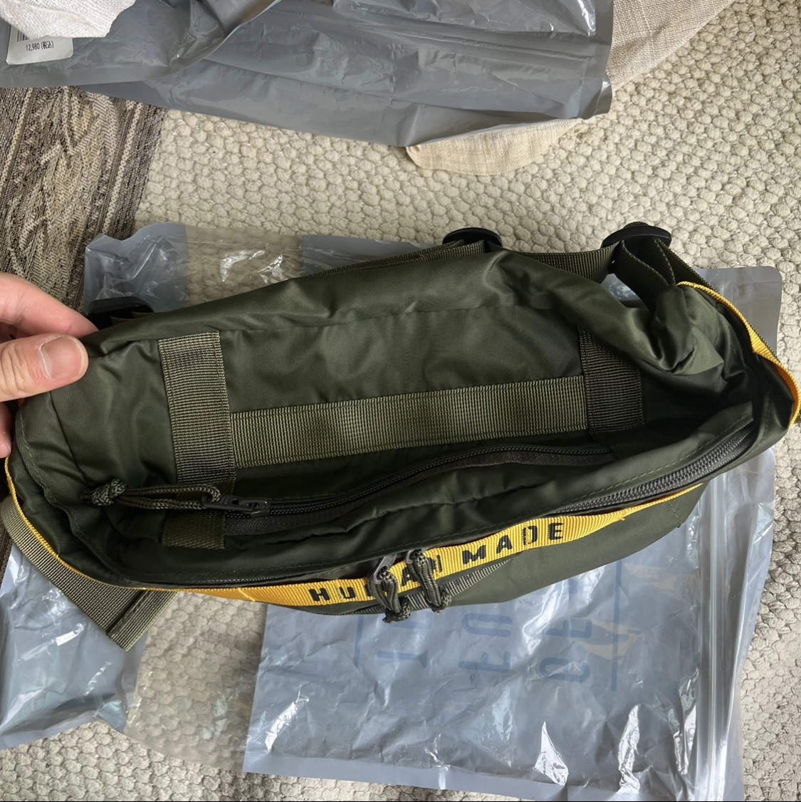 Human Made Military Waist Bag Olive Drab 착용 스타일 - 1