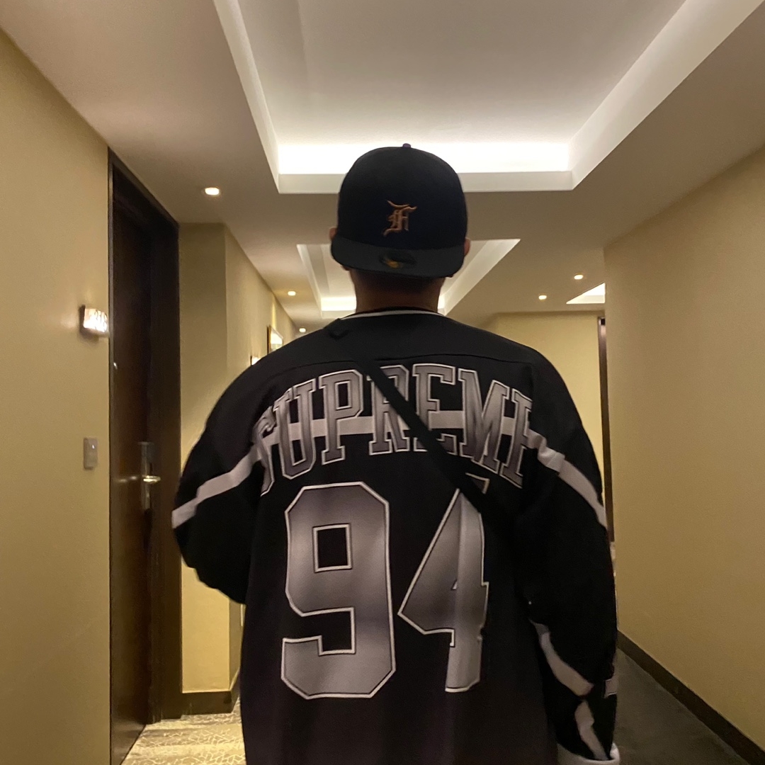 Supreme Bones Hockey Jersey Black - 23FW, Supreme x Nike Ripstop Track Pants White - 24SS 착용 스타일 - 2