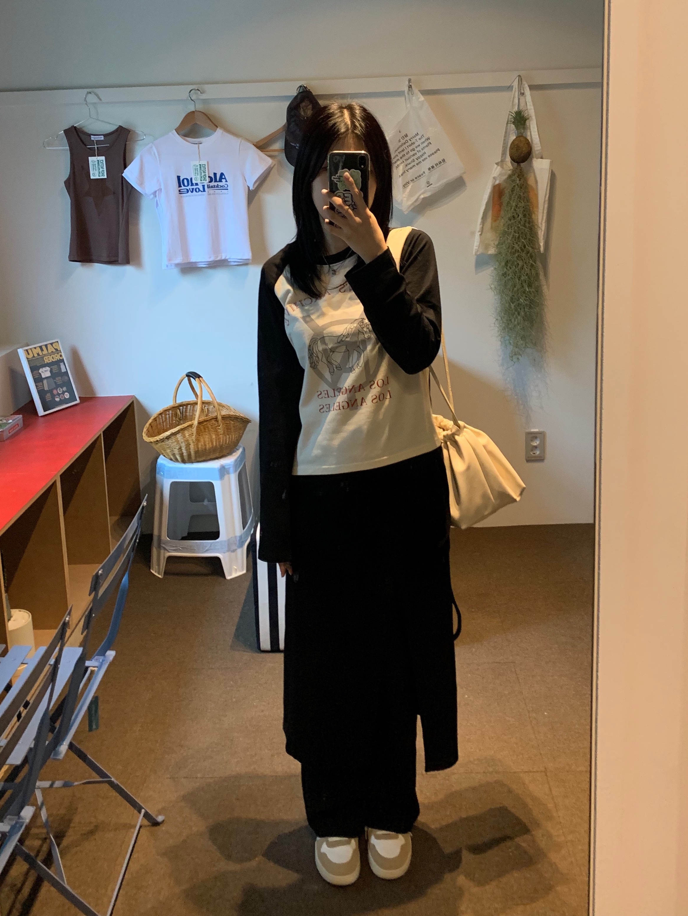 VEJA V-10 Extra-White Natural Sahara 착용 스타일