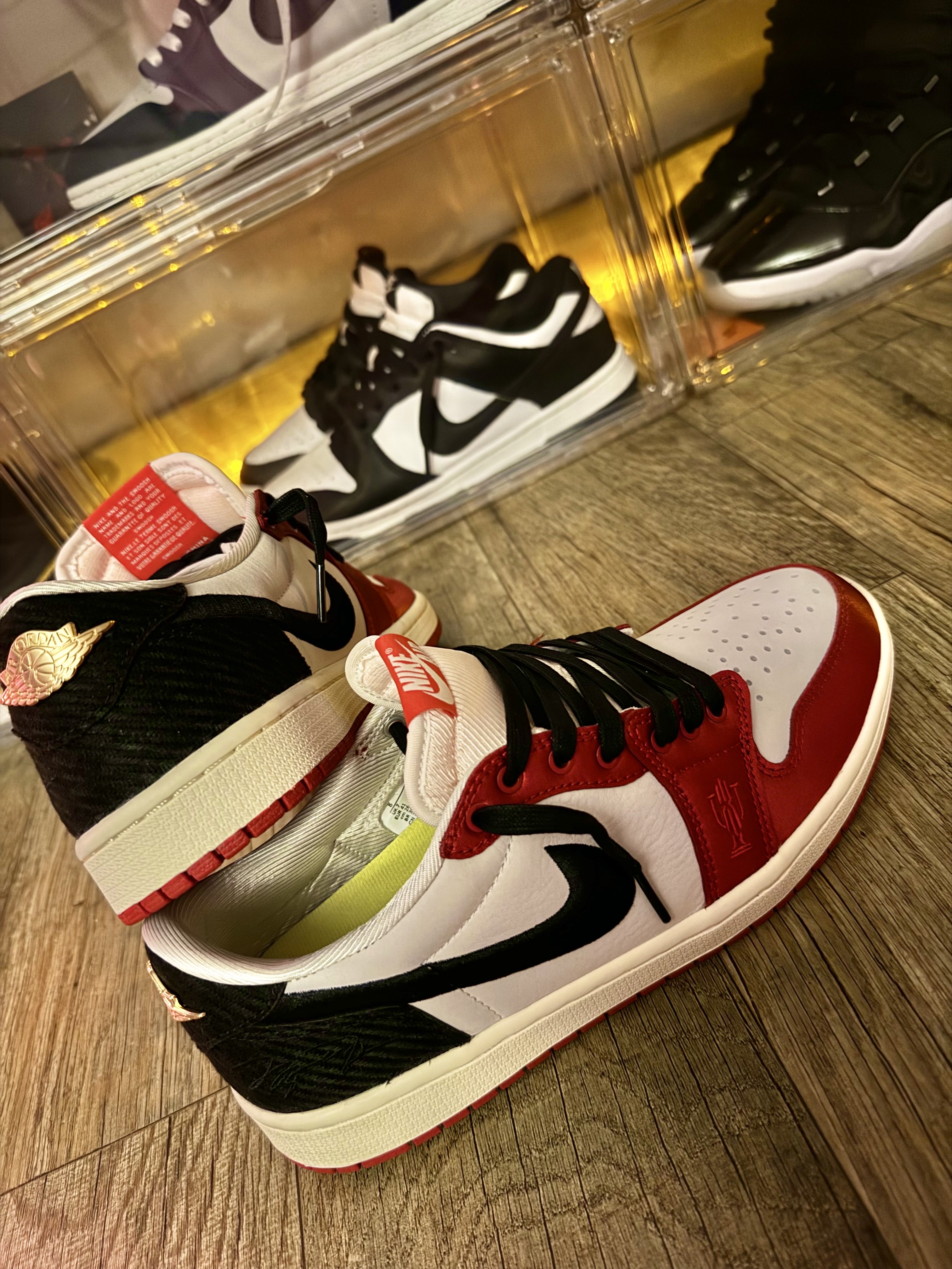Jordan 1 x Trophy Room Retro Low OG SP Sail Varsity Red 착용 스타일 - 2
