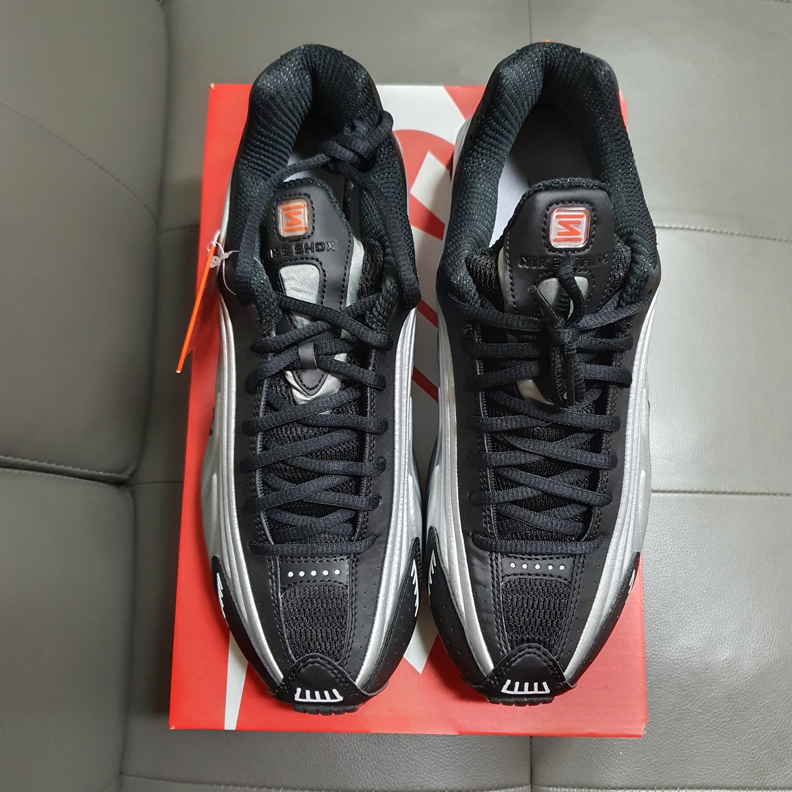 Nike Shox R4 Black and Metallic Silver 착용 스타일