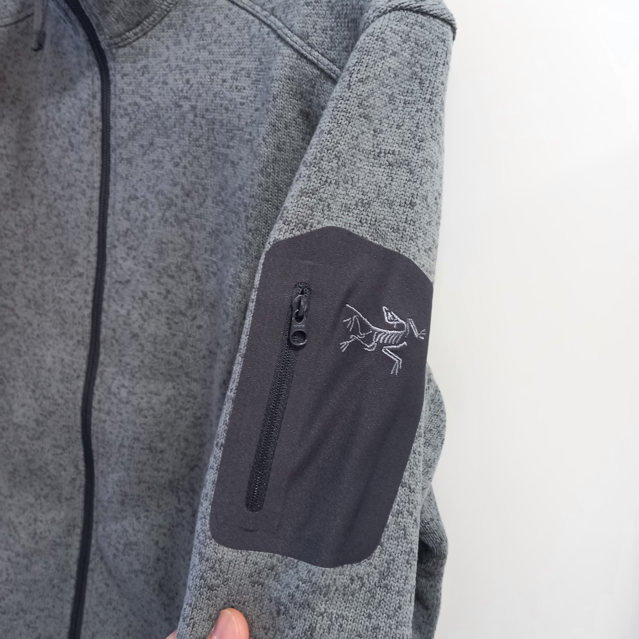 Arc'teryx Covert Cardigan Void Heather Graphite 착용 스타일 - 2