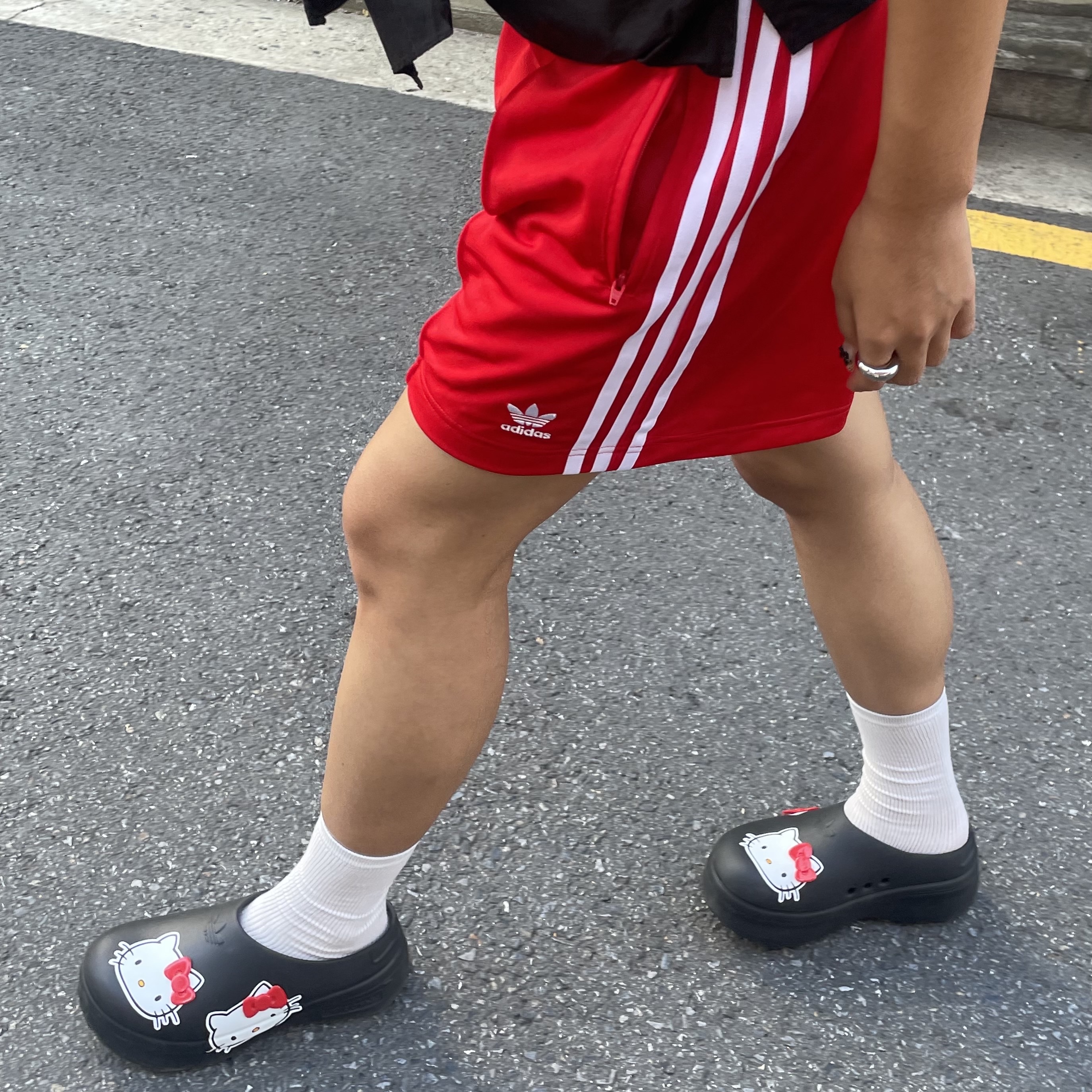 (W) Adidas x Hello Kitty Adifom Stan Smith Mules Core Black Red Cloud White 착용 스타일 - 2