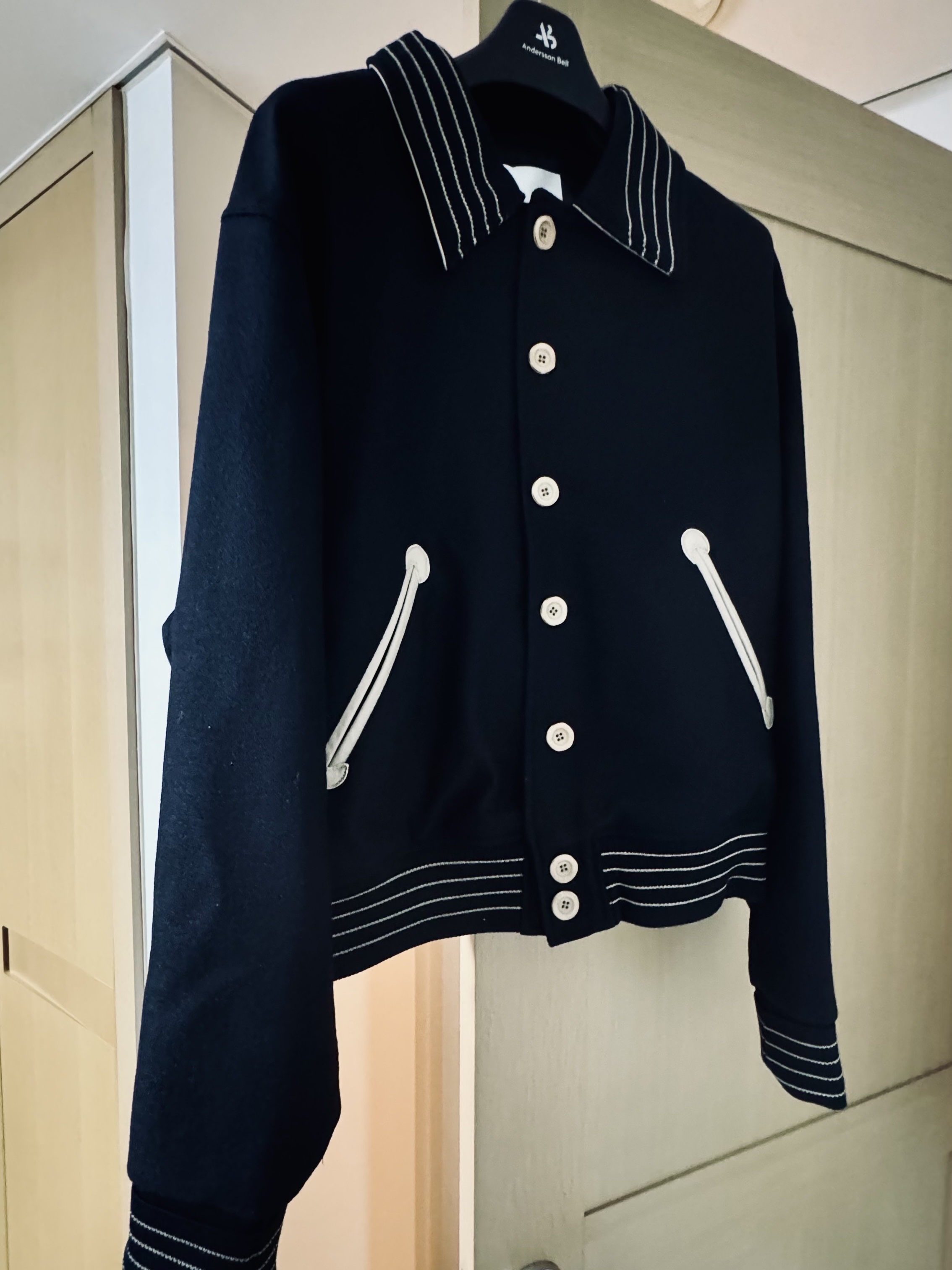Andersson Bell Suuny Varsity Cardigan Jacket Black 착용 스타일 - 2