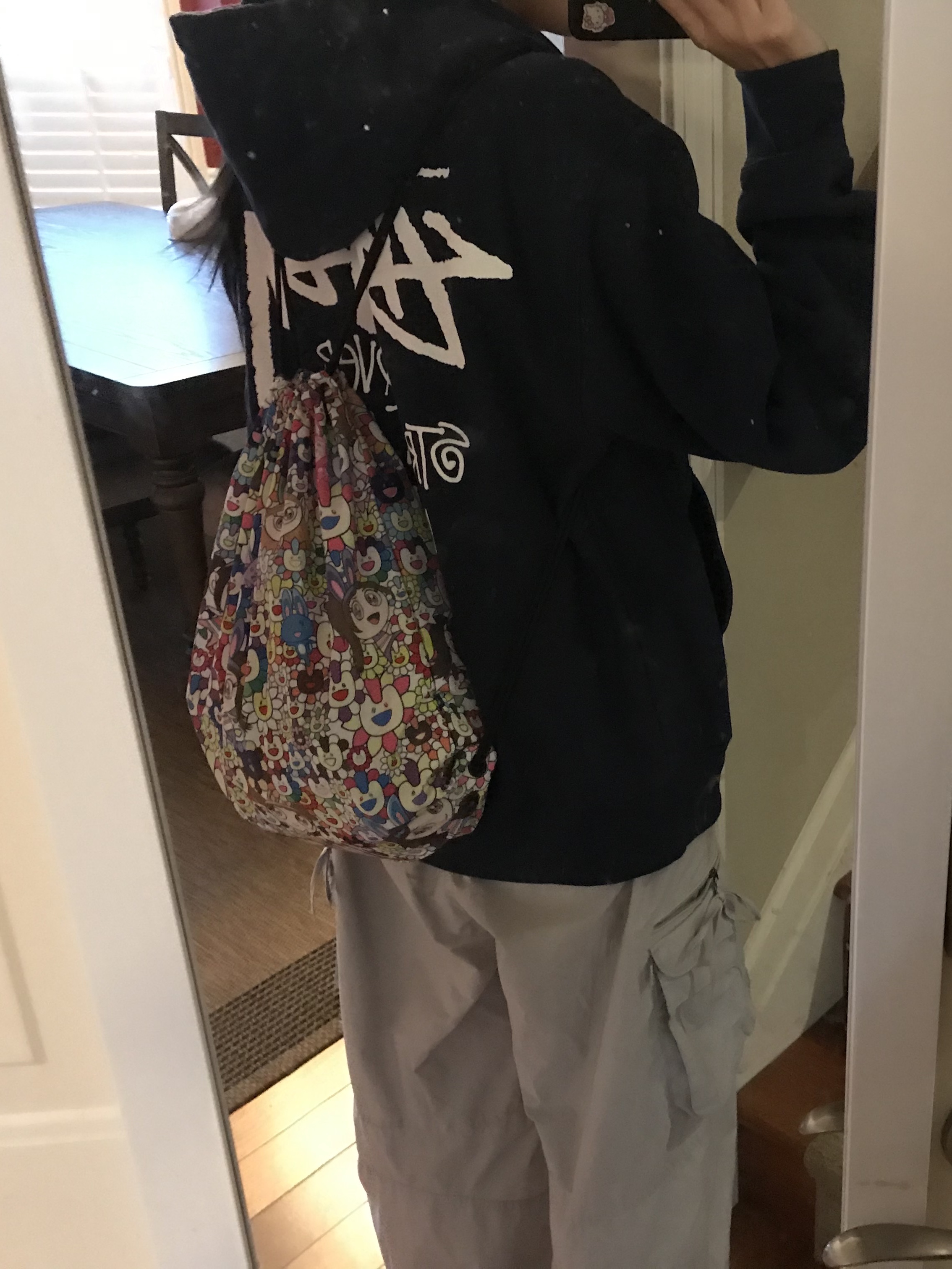 NewJeans Supernatural NJ x Murakami Drawstring Bag Ver., Stussy Stock DSM New York Hoodie Black 2024 착용 스타일 - 1