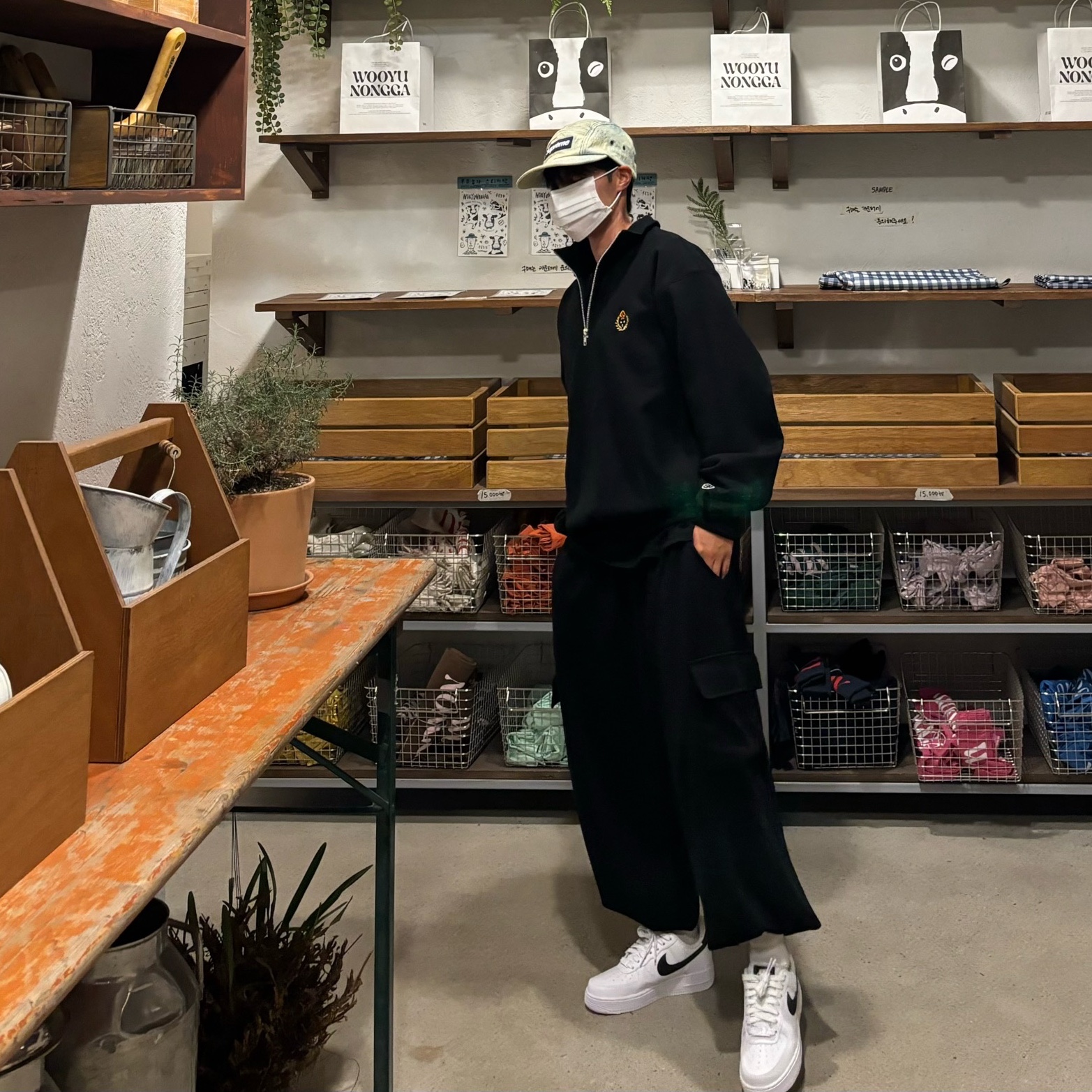 Supreme Washed Chino Twill Camp Cap Dirty Indigo - 24SS, Nike Air Force 1 '07 White Black 착용 스타일