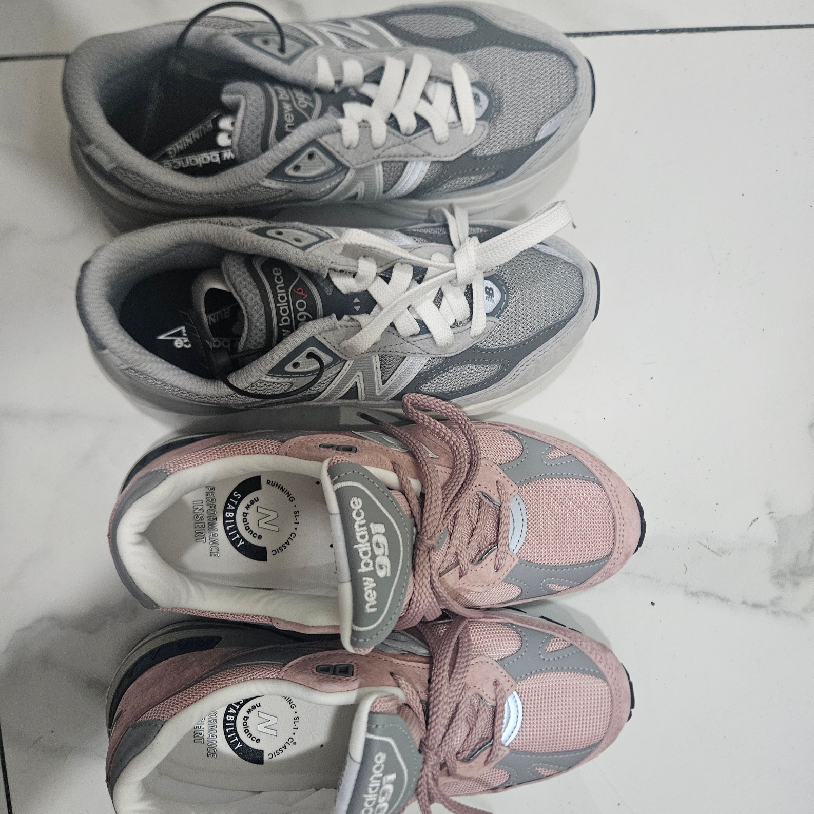 (W) New Balance 991 Made in UK Shy Pink, (GS) New Balance 990v6 Gray - M Medium 착용 스타일 - 1