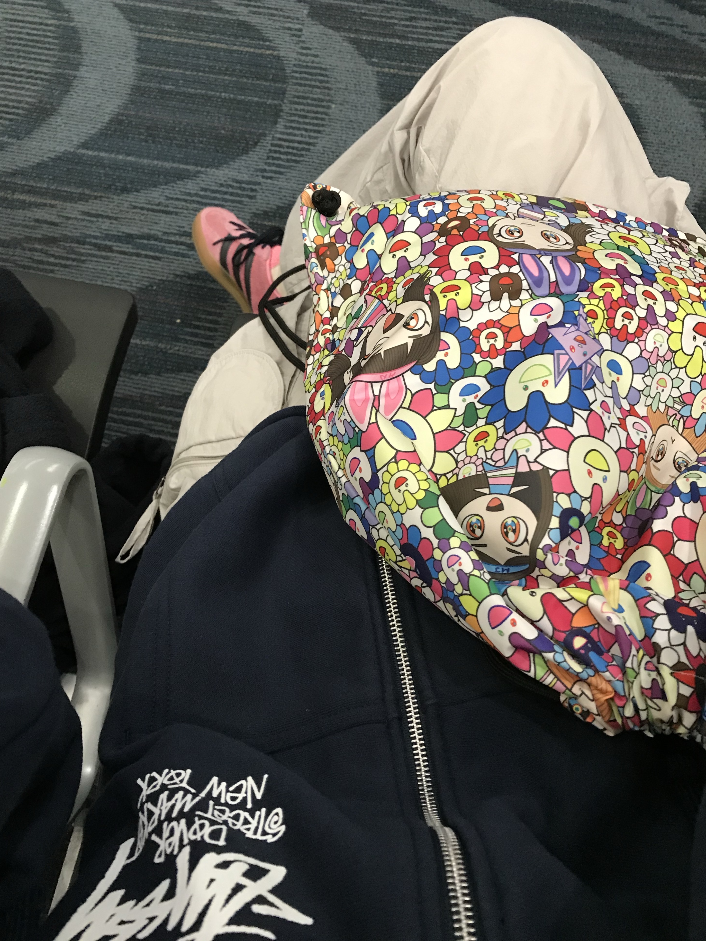 NewJeans Supernatural NJ x Murakami Drawstring Bag Ver., Stussy Stock DSM New York Hoodie Black 2024 착용 스타일 - 2
