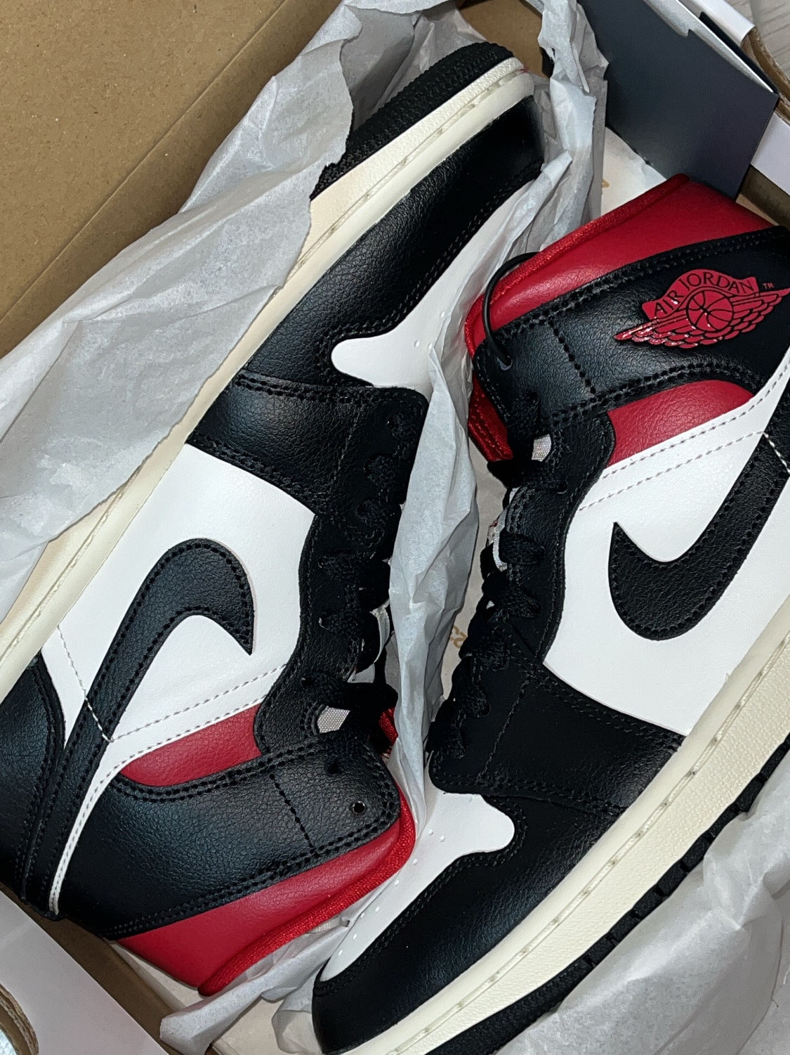 (W) Jordan 1 Mid Black Gym Red 착용 스타일 - 2