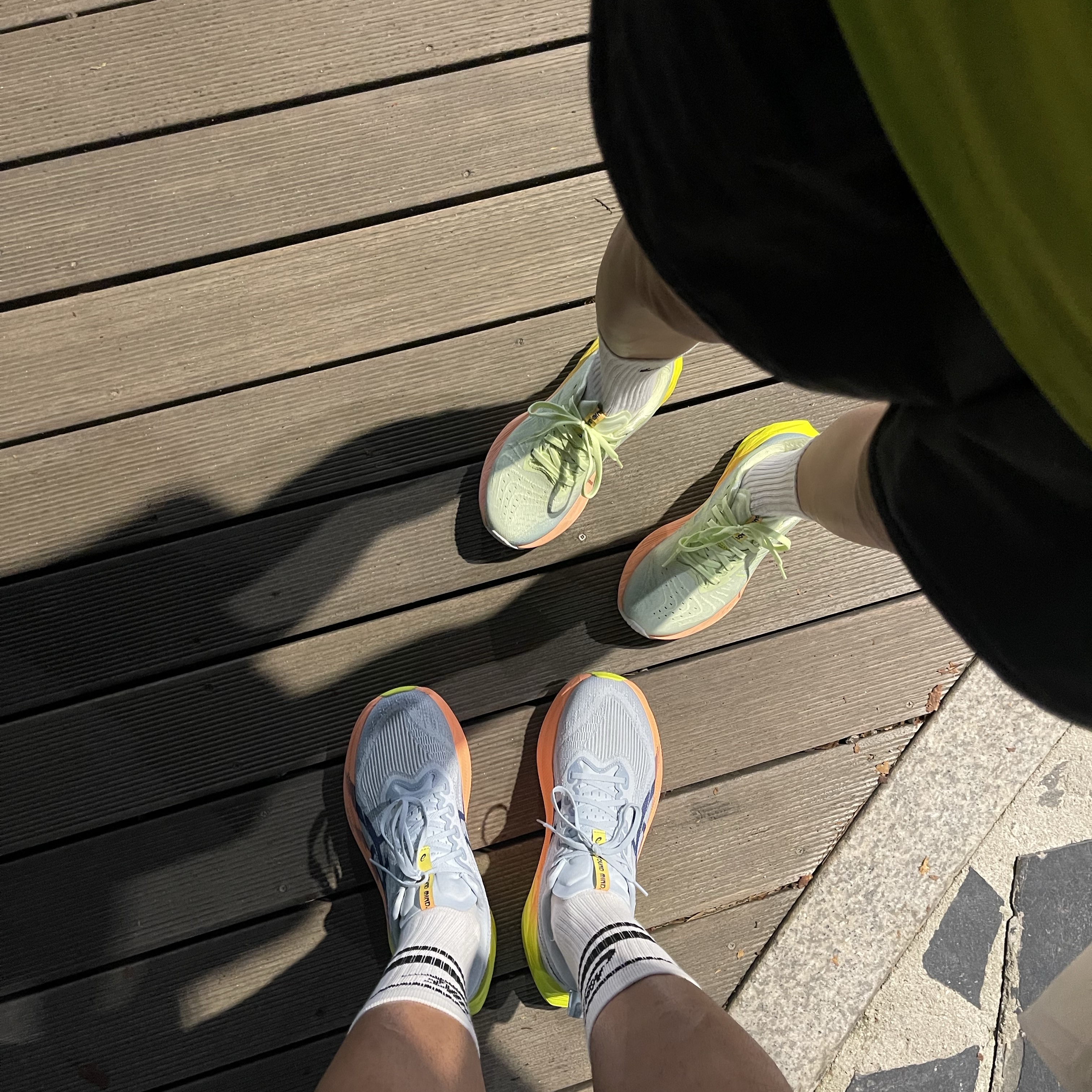 Asics Superblast 2 Paris Cool Grey Safety Yellow, Asics Novablast 4 Cool Matcha Safety Yellow 착용 스타일