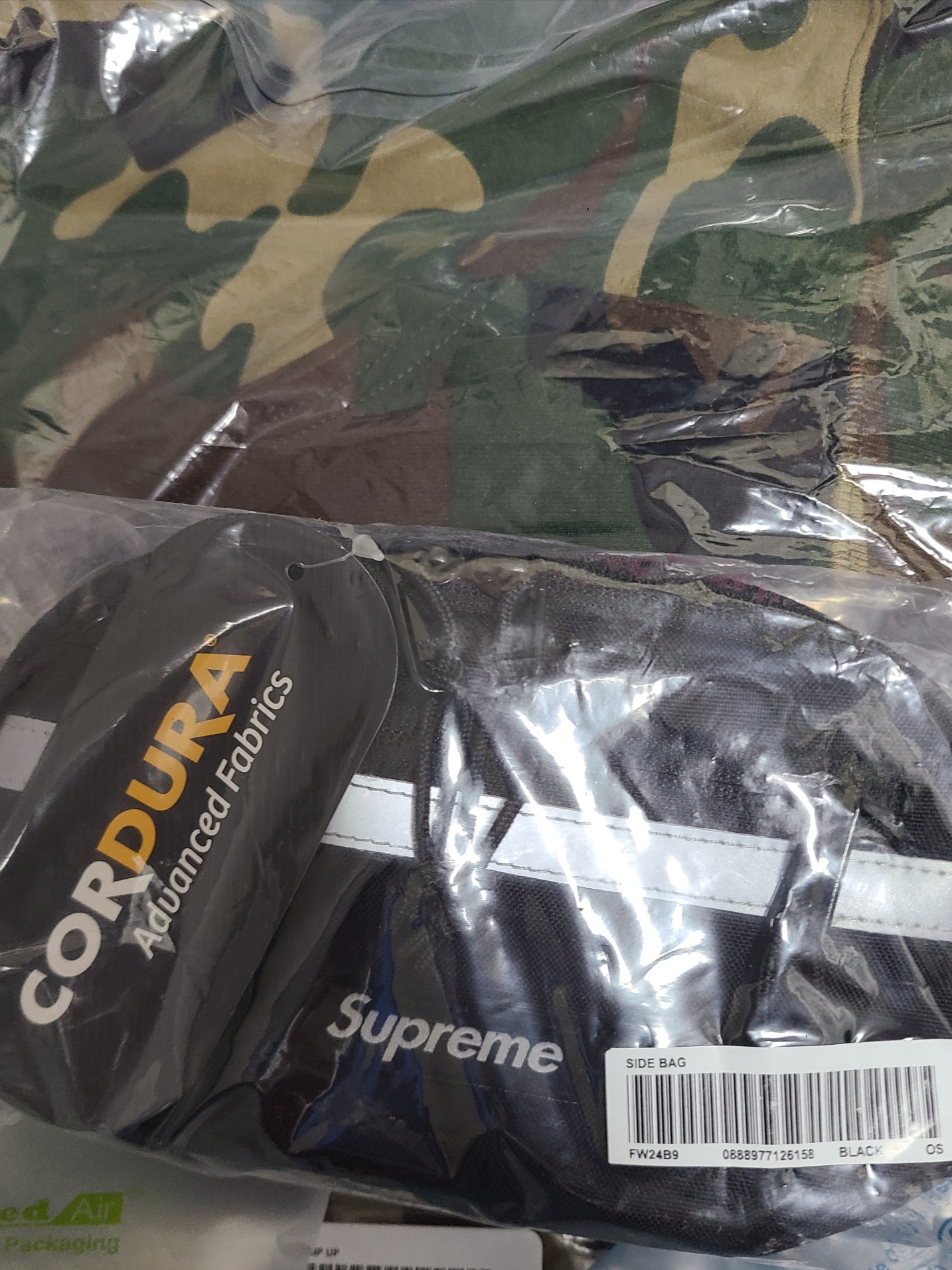 Supreme Mini Side Bag Black - 24FW 착용 스타일 - 1