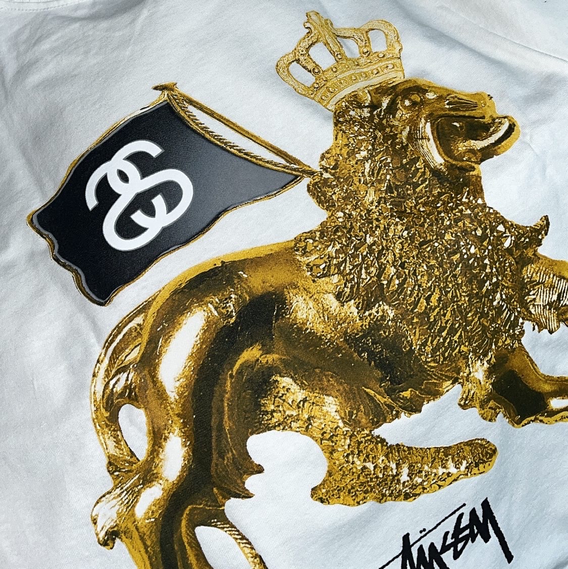 Stussy Gold Lion LS T-Shirt White 착용 스타일 - 1