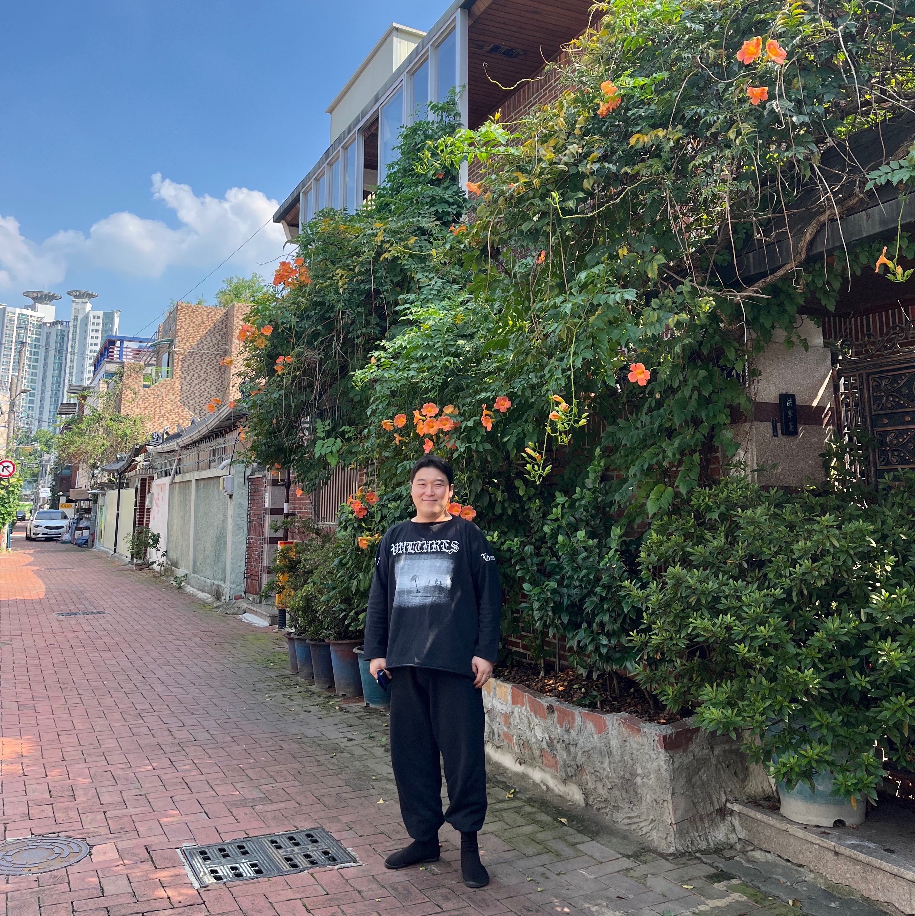 Yeezy YZY Pods Black, Yeezy Vultures Long T-Shirt Black 착용 스타일