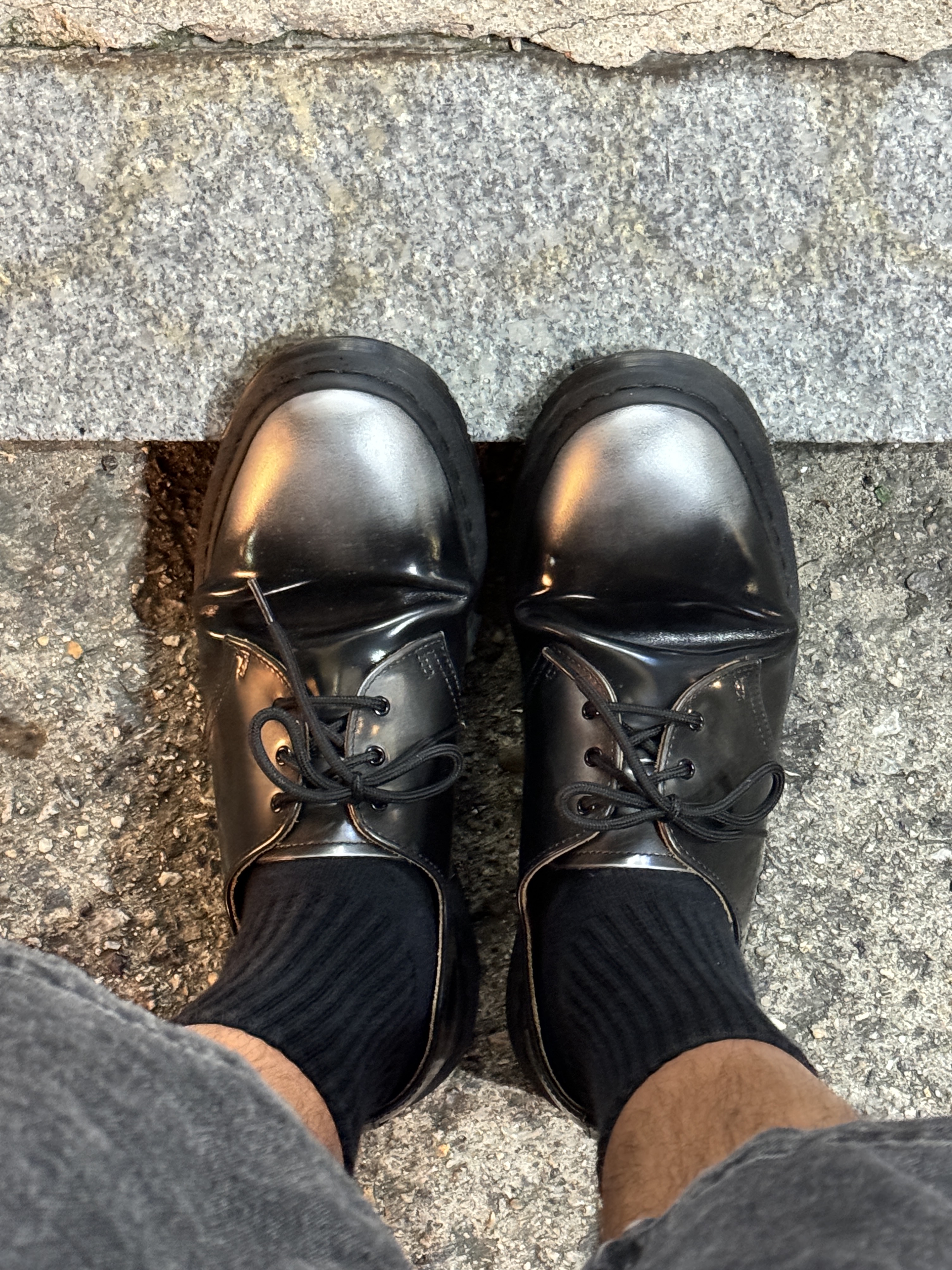 Dr. Martens x Supreme 1461 Gray Silver, Vandy The Pink Double Pocket Denim Shorts Black 착용 스타일 - 1
