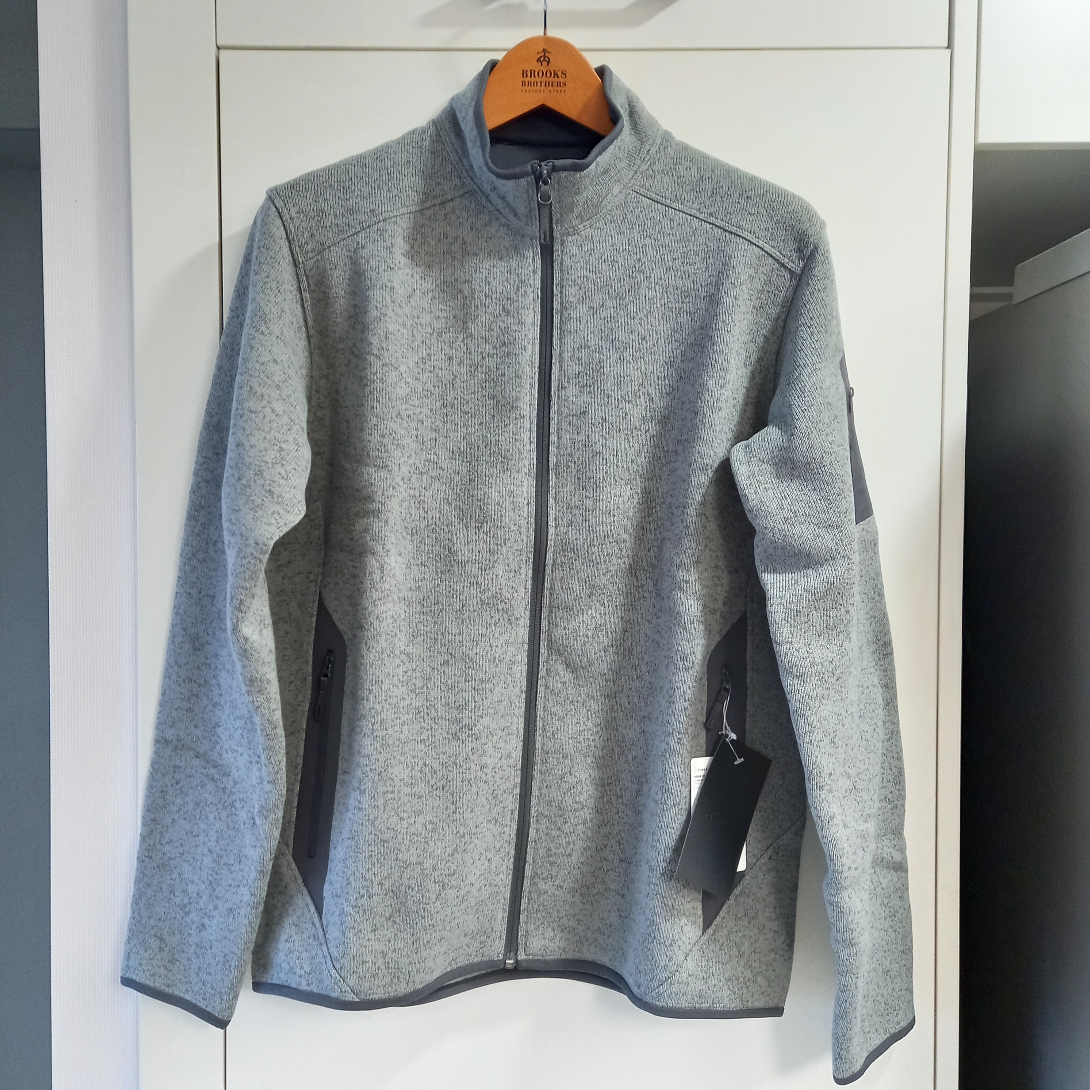 Arc'teryx Covert Cardigan Void Heather Graphite 착용 스타일 - 1