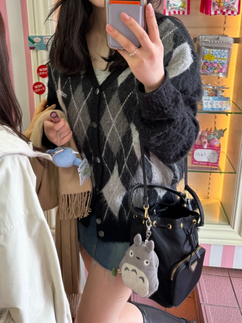 Thisisneverthat Argyle Cardigan Black, Prada Duet Re-Nylon Shoulder Bag Black Gold 착용 스타일 - 2