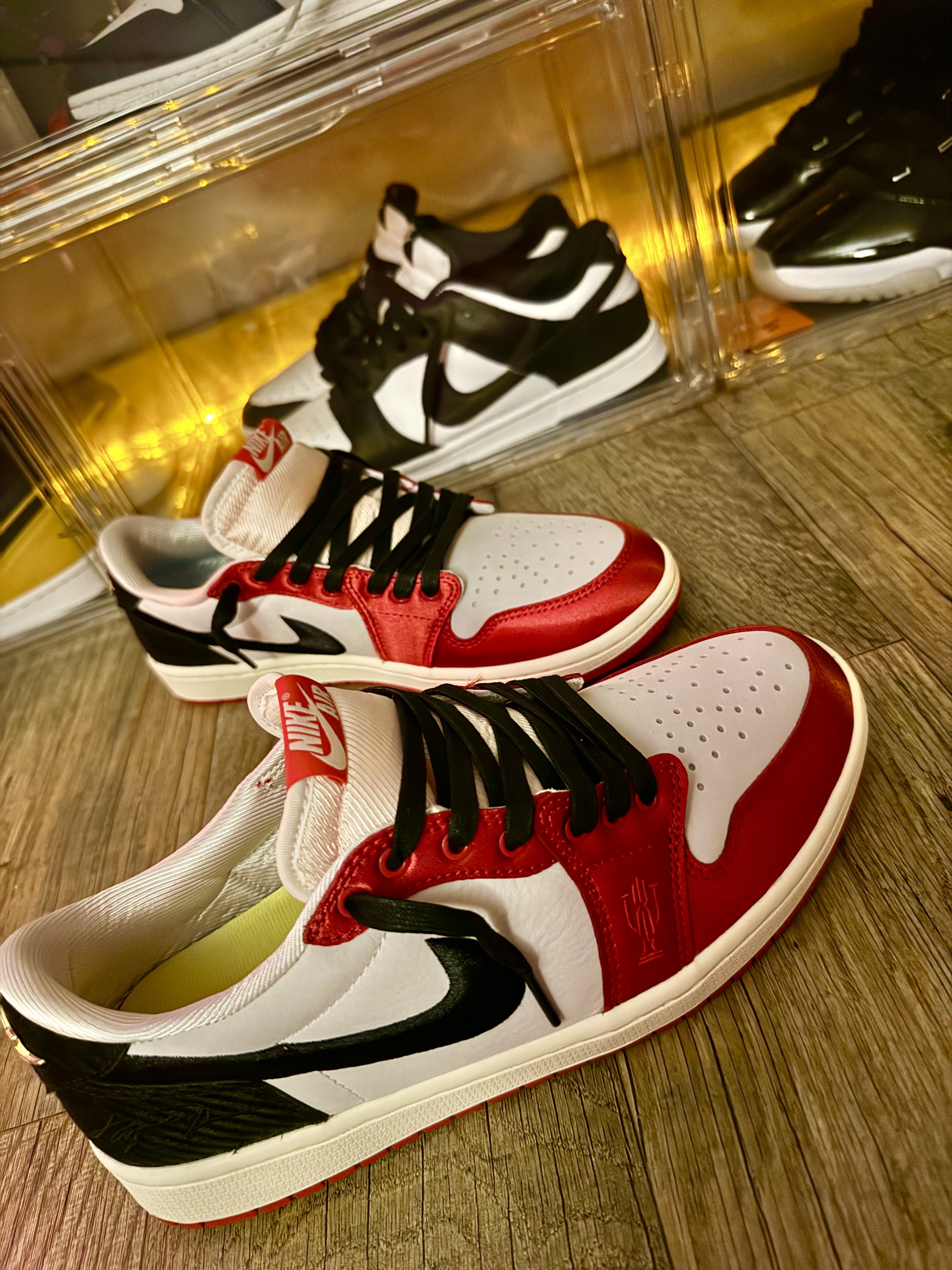 Jordan 1 x Trophy Room Retro Low OG SP Sail Varsity Red 착용 스타일 - 1