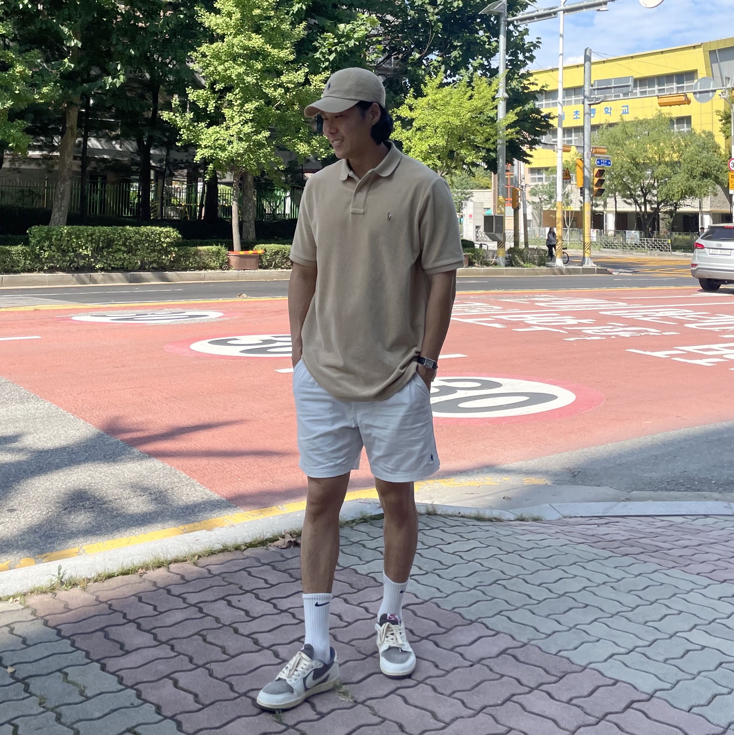 Cartier Tank Must Watch Large Quartz Steel Calfskin Black, Jordan 1 x Travis Scott Retro Low OG SP Sail and Ridgerock 착용 스타일