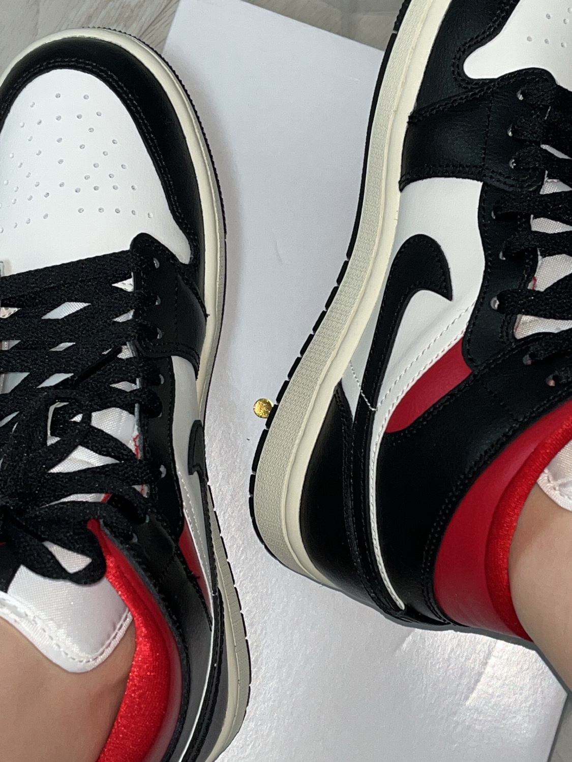 (W) Jordan 1 Mid Black Gym Red 착용 스타일 - 1