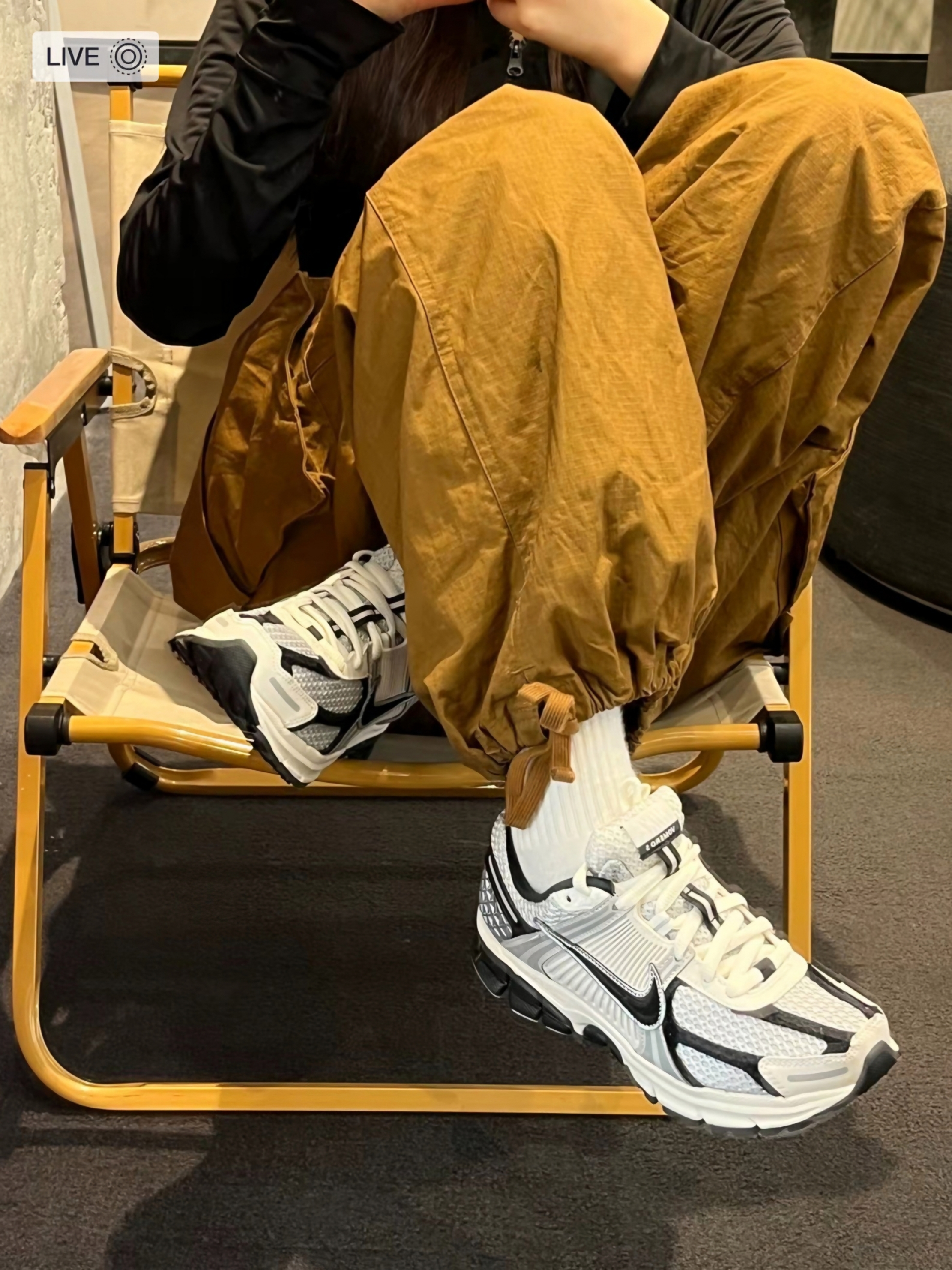 (W) Nike Zoom Vomero 5 Photon Dust Phantom 착용 스타일
