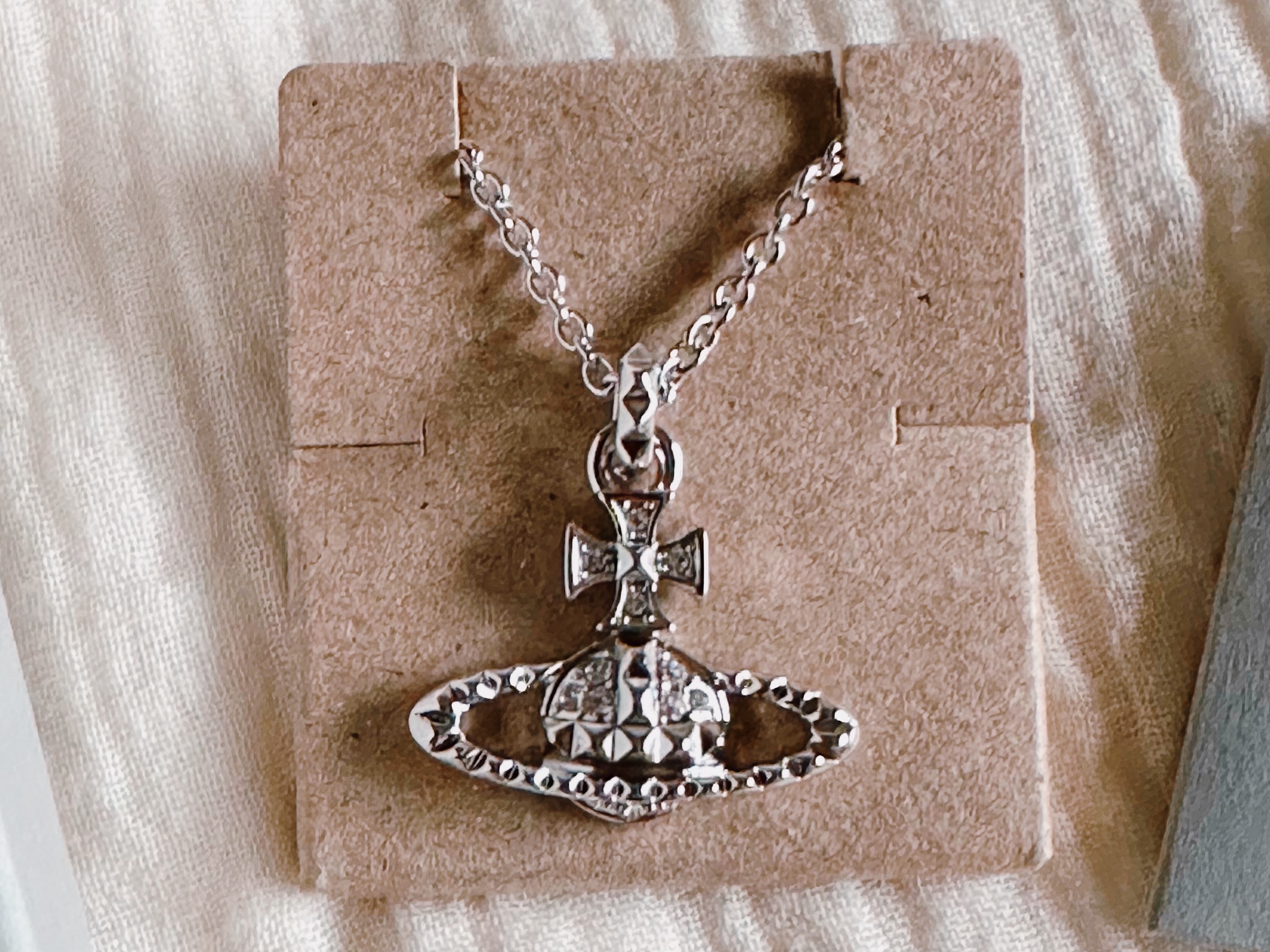 Vivienne Westwood Mayfair Bas Relief Pendant Silver 착용 스타일 - 3