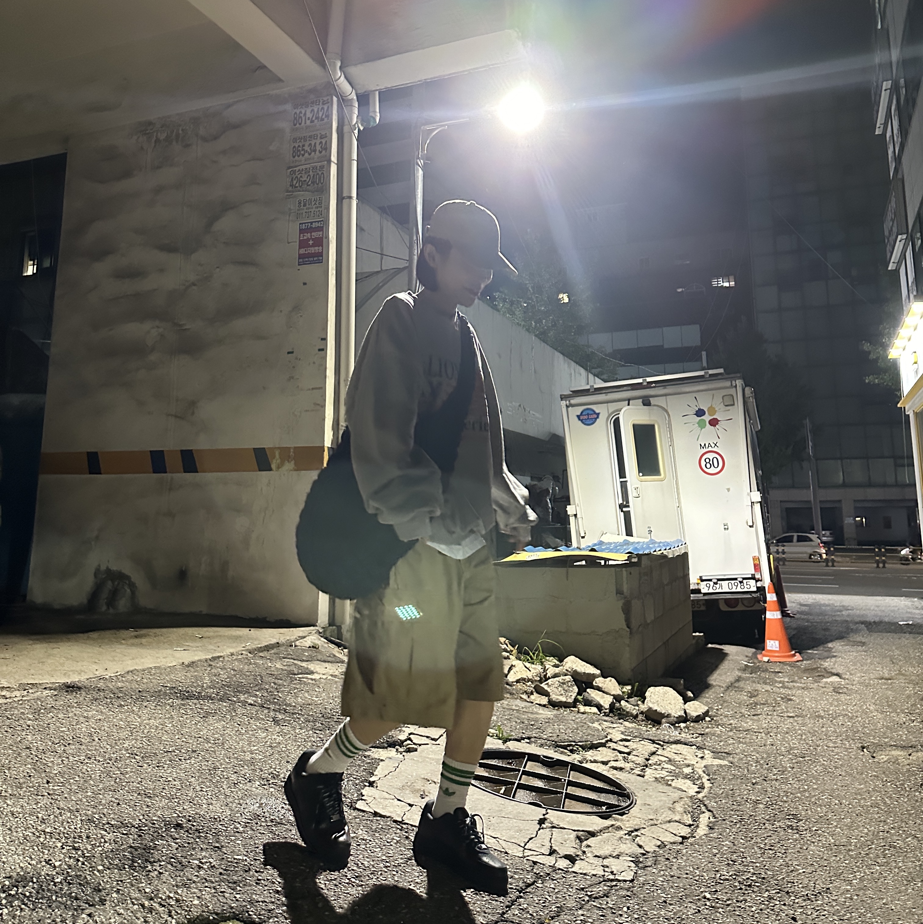 Nike x Supreme Air Force 1 Low Black, COS Quilted Oversized Shoulder Bag Black 착용 스타일