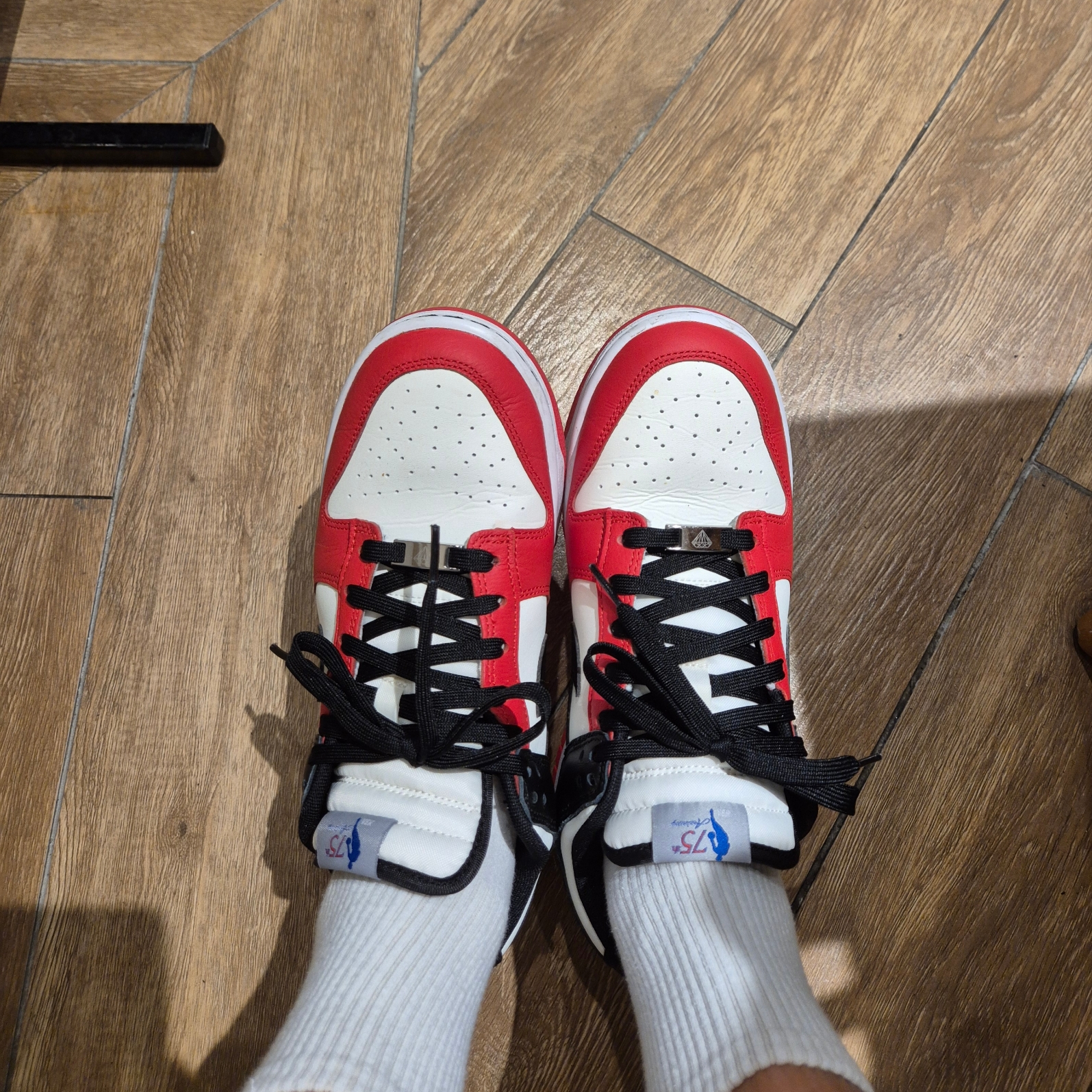 Nike x NBA Dunk Low Retro EMB Black and Chile Red 착용 스타일