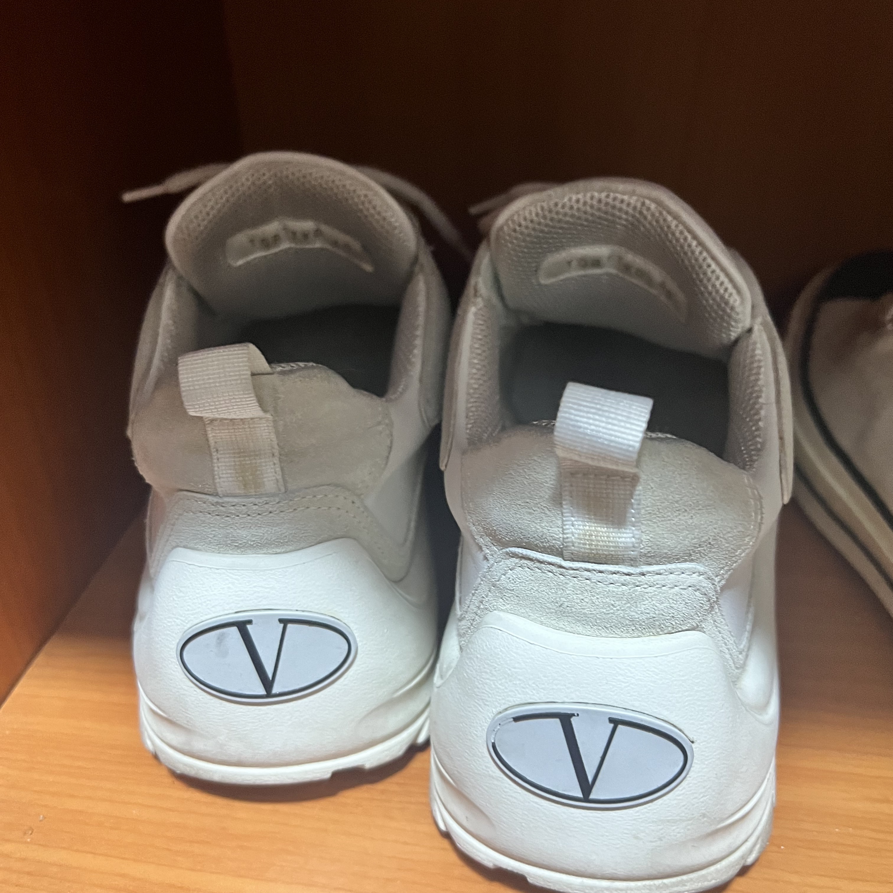 Valentino Gumboy Calfskin Sneakers White 착용 스타일