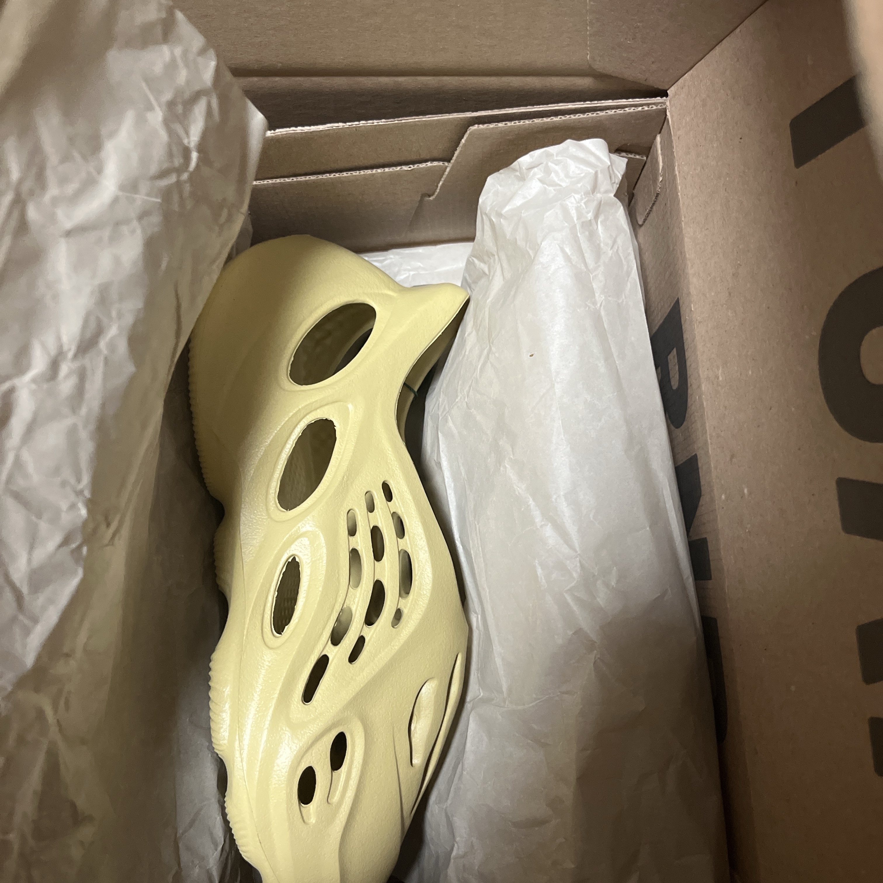 Adidas Yeezy Foam RNNR Sulfur 착용 스타일