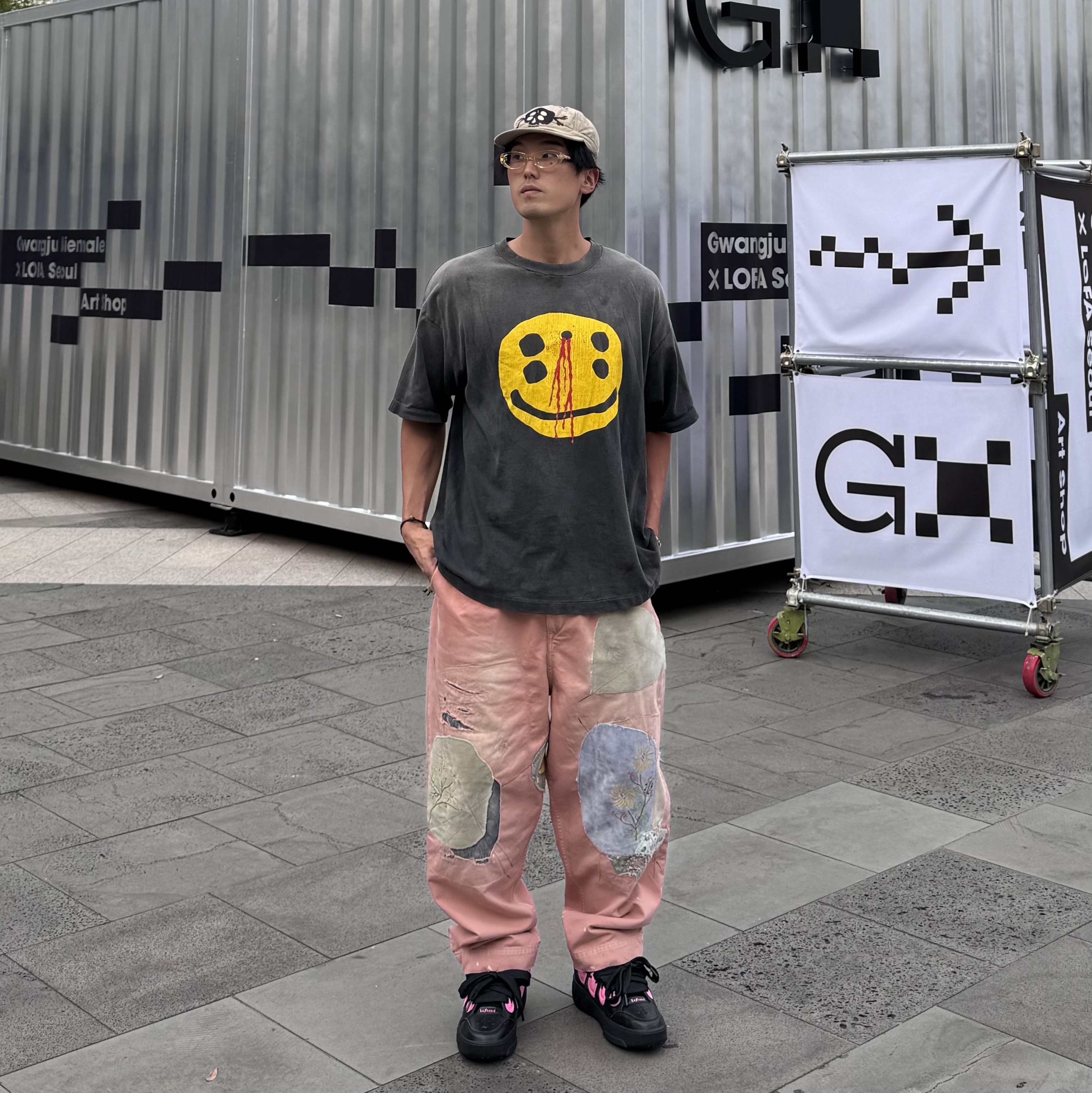 Saint Mxxxxxx x Cactus Plant Flea Market Smile S/S T-Shirt Black, Kapital Katsuragi High Waist Neem Pants Gypsy Patch Remake Pink 착용 스타일 - 1