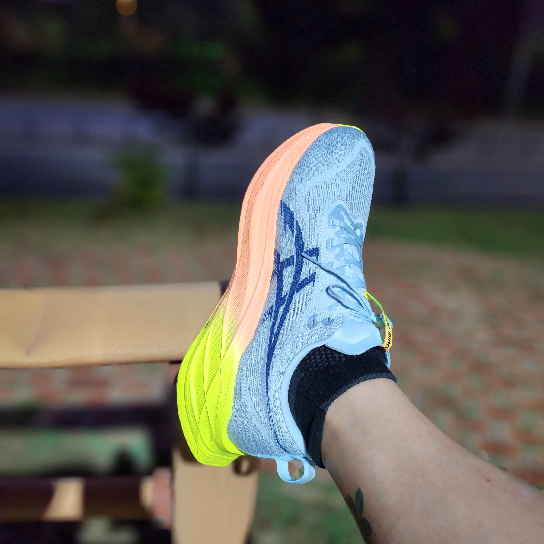 Asics Superblast 2 Paris Cool Grey Safety Yellow 착용 스타일 - 4