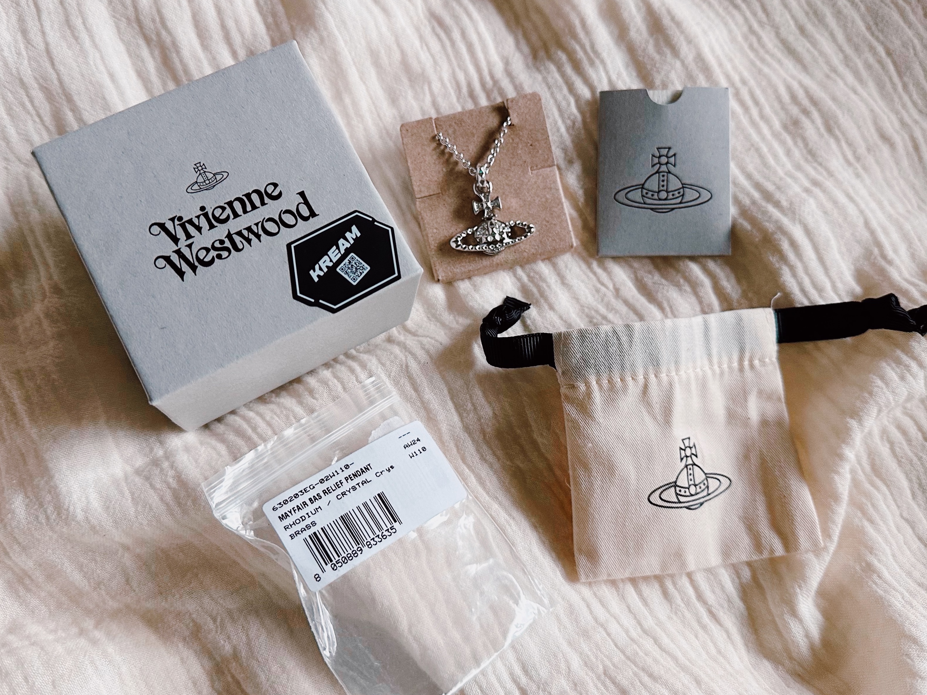 Vivienne Westwood Mayfair Bas Relief Pendant Silver 착용 스타일 - 1