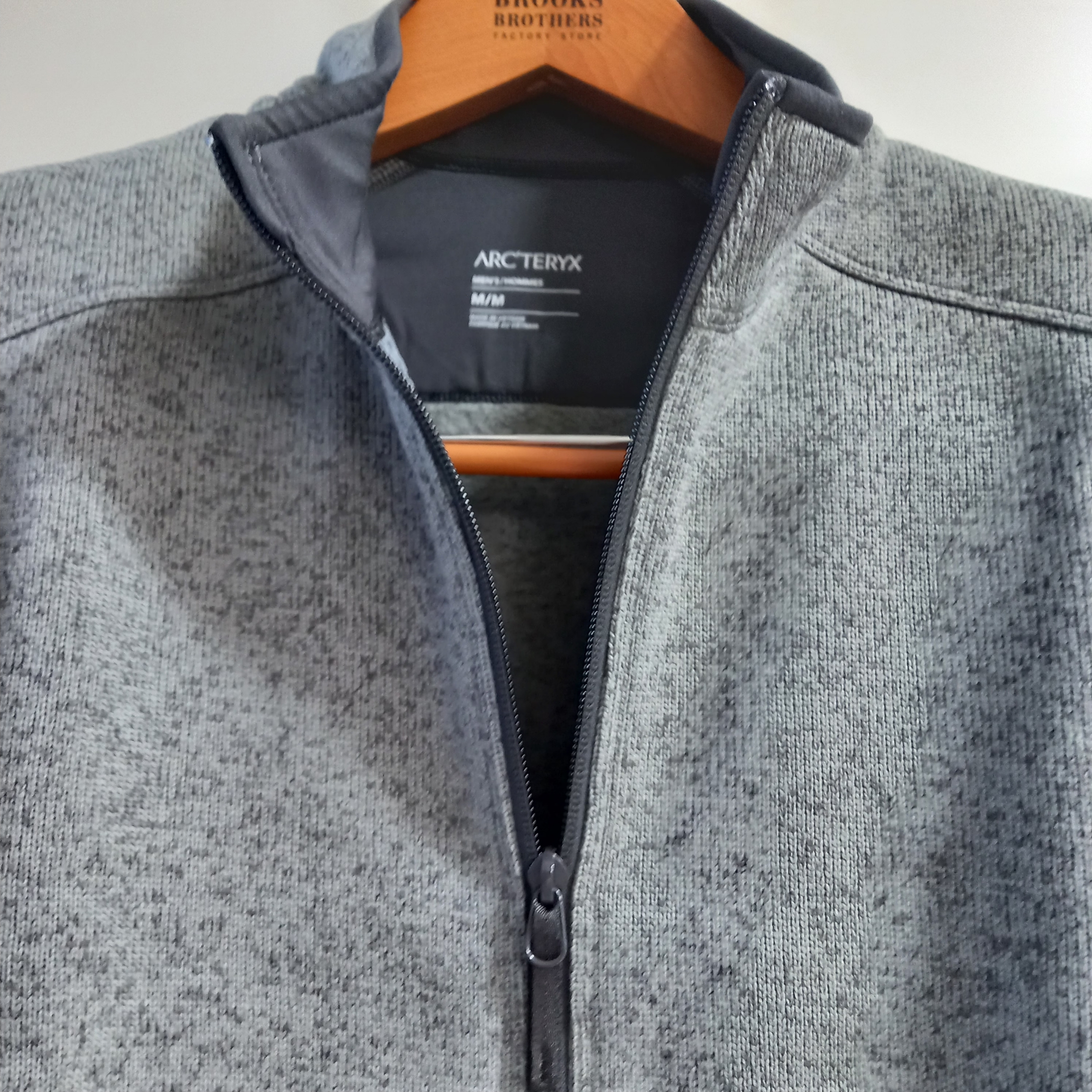 Arc'teryx Covert Cardigan Void Heather Graphite 착용 스타일 - 4