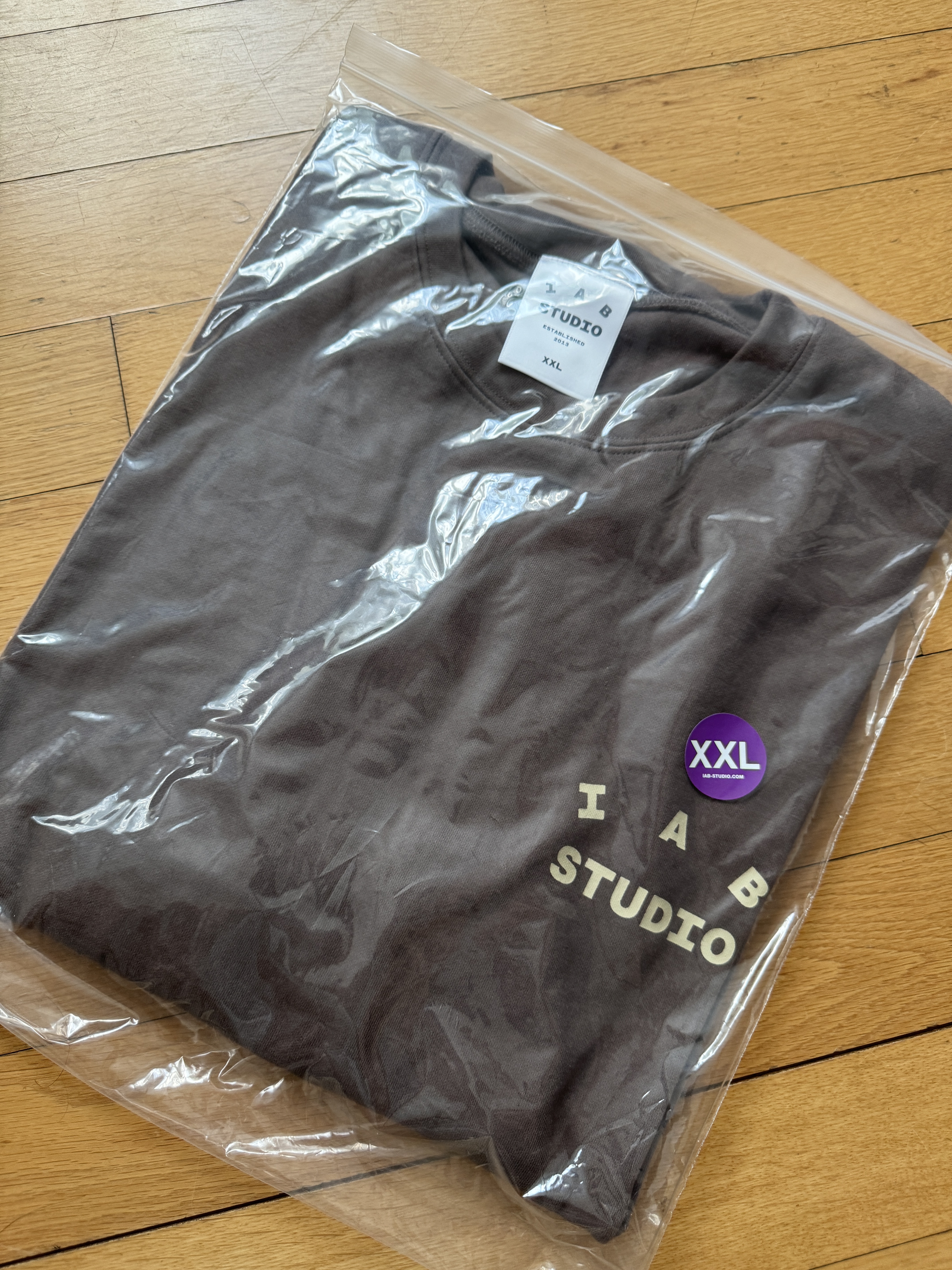 IAB Studio Long Sleeve Choco Cream 착용 스타일