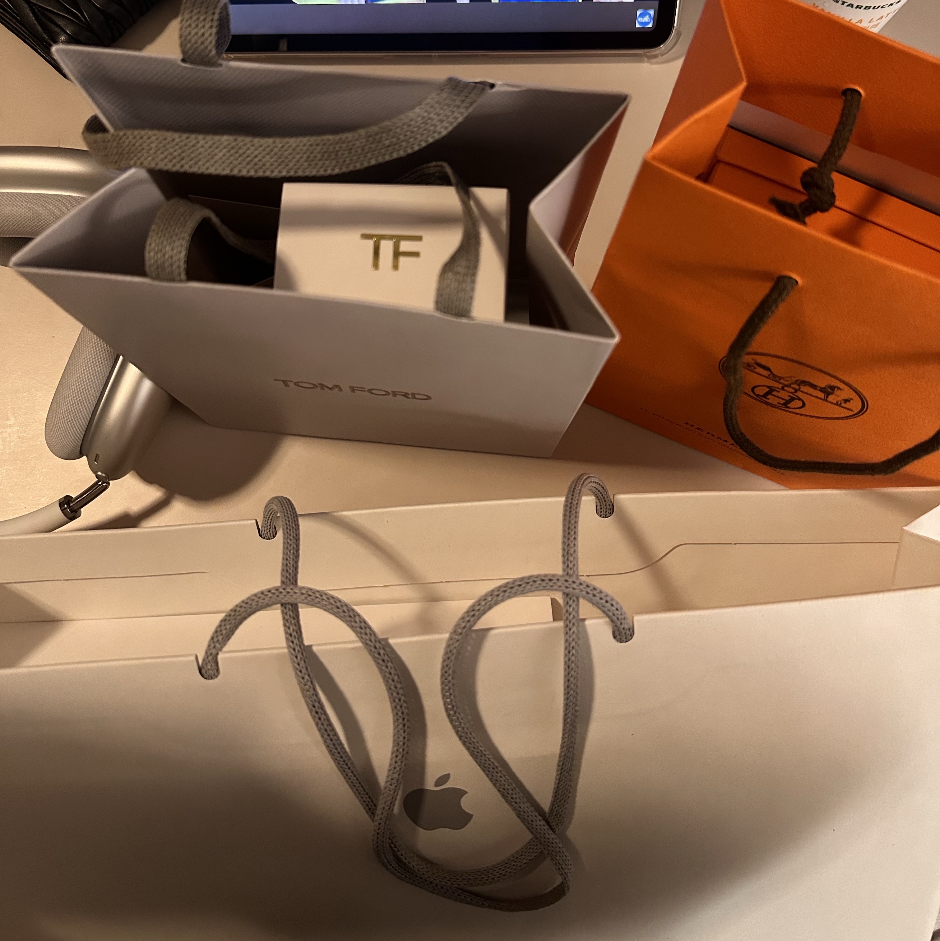 (W) Hermes Mini Pop H Pendant Rose Gold & Noir, Apple AirPods Max Lightning Silver (Korean Ver.) 착용 스타일 - 2